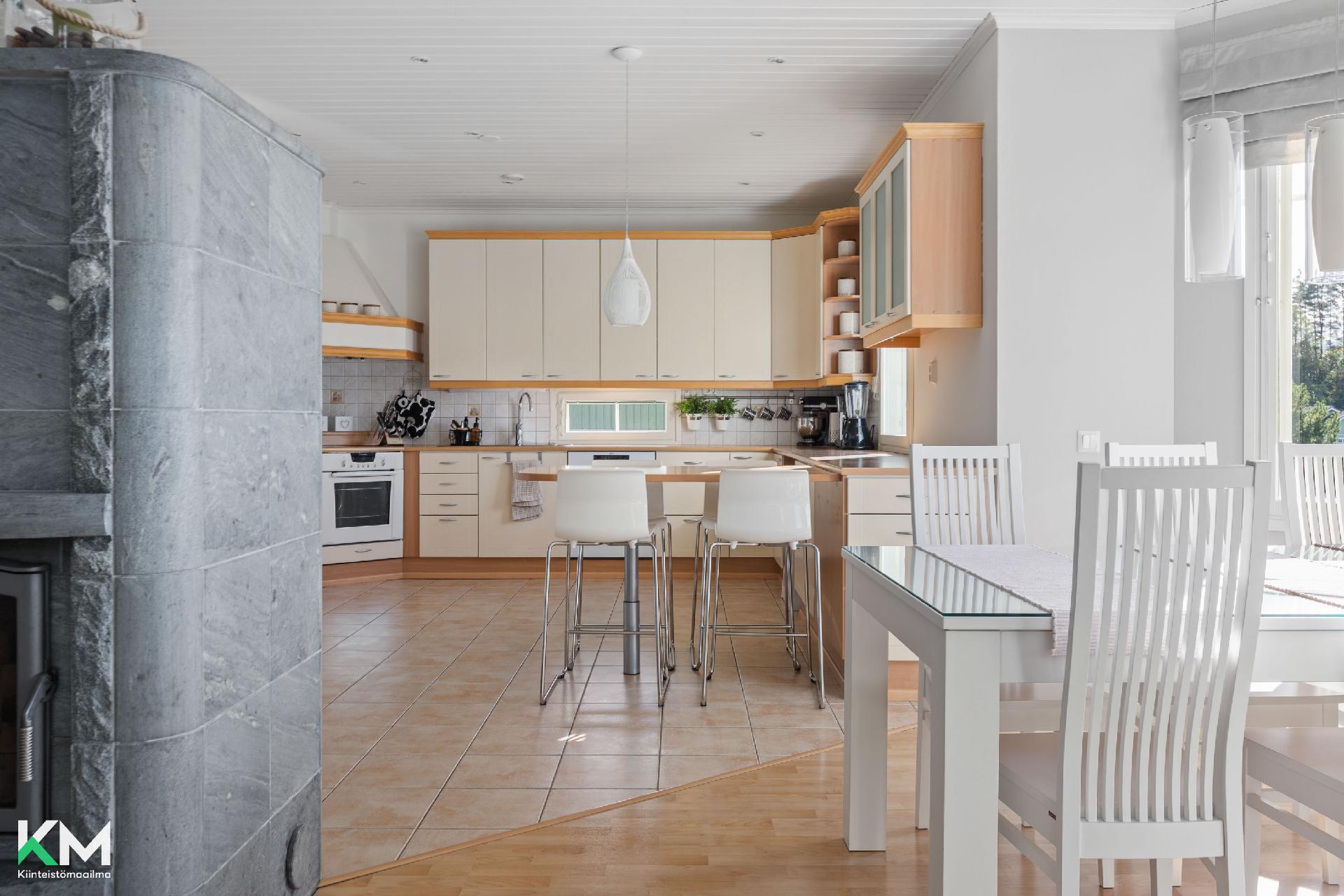 Olohuone/ rt, keittiö.