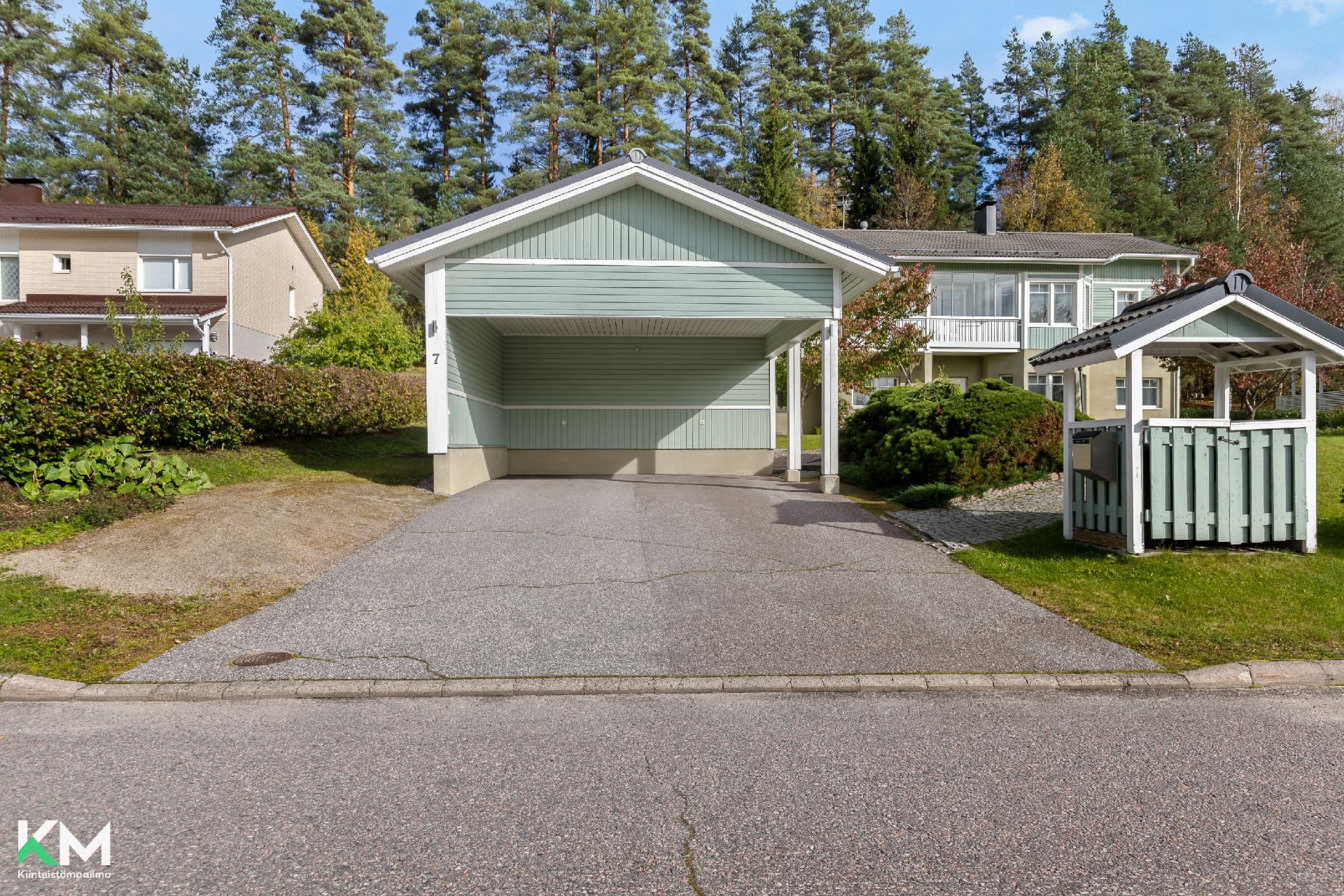 Kahden auton katosrakennus. 