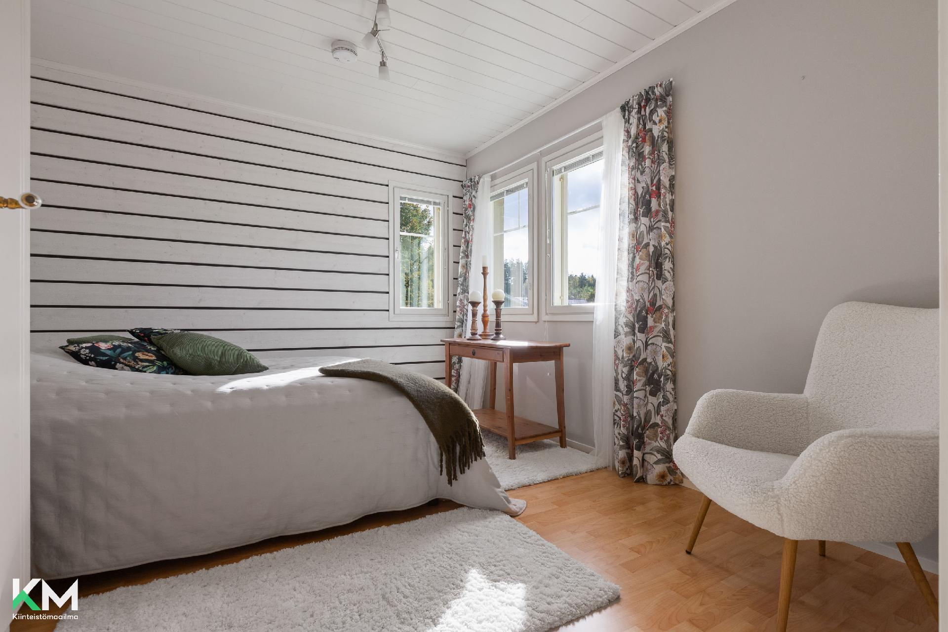Alakerran makuuhuone 1. 