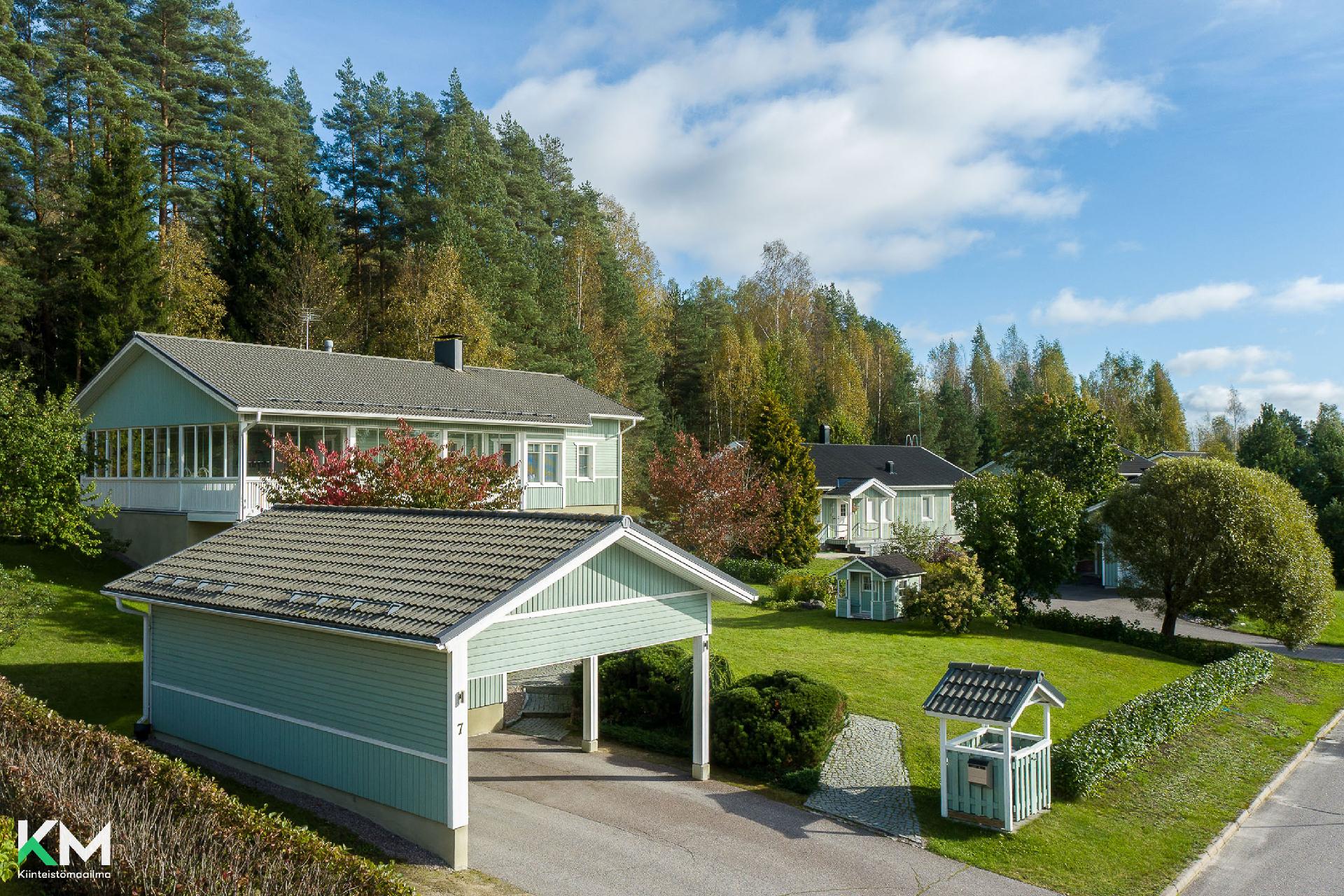 Julkisivukuva, sivusta ja edestä.