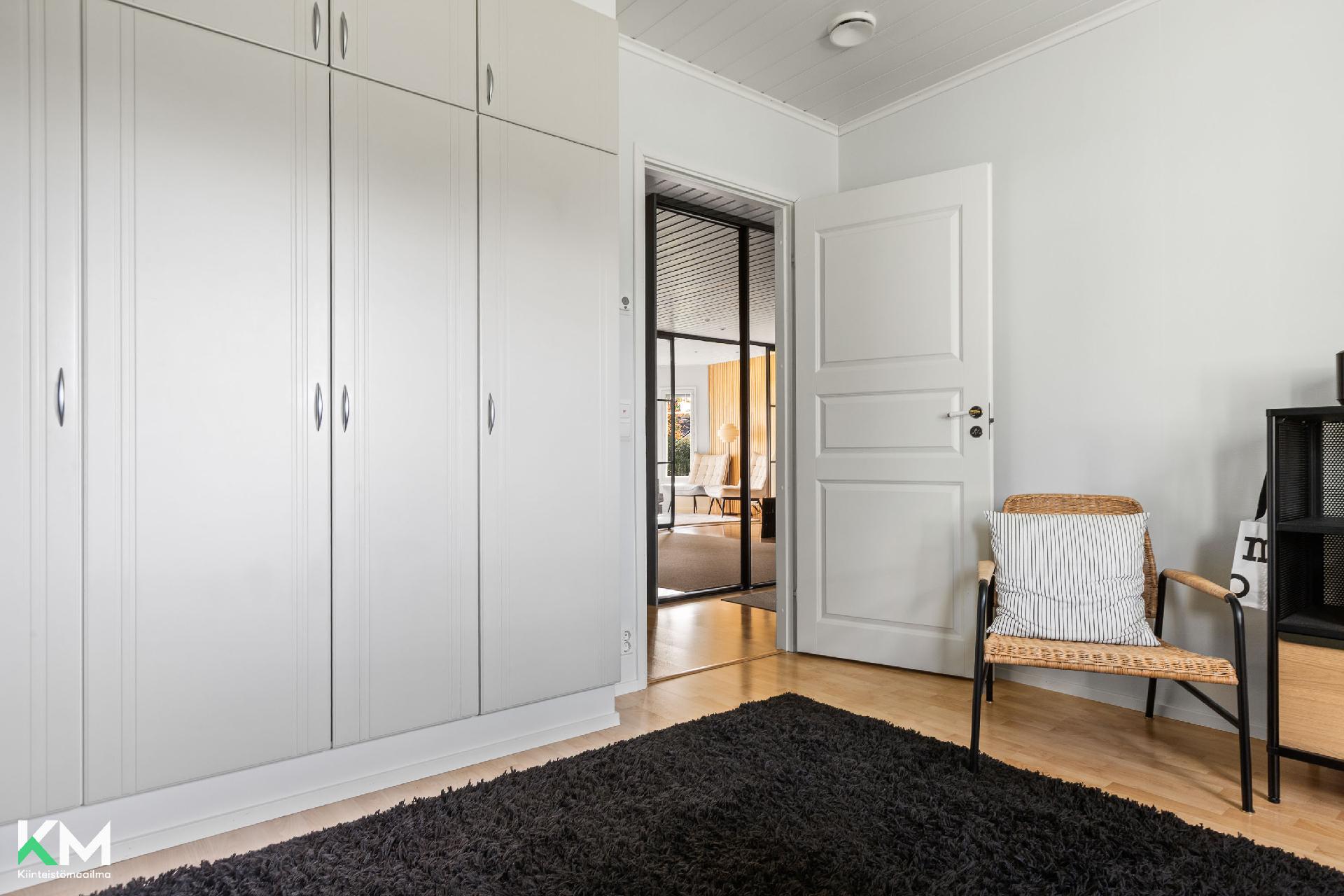 Alakerran mh 2 vaatekaapit.