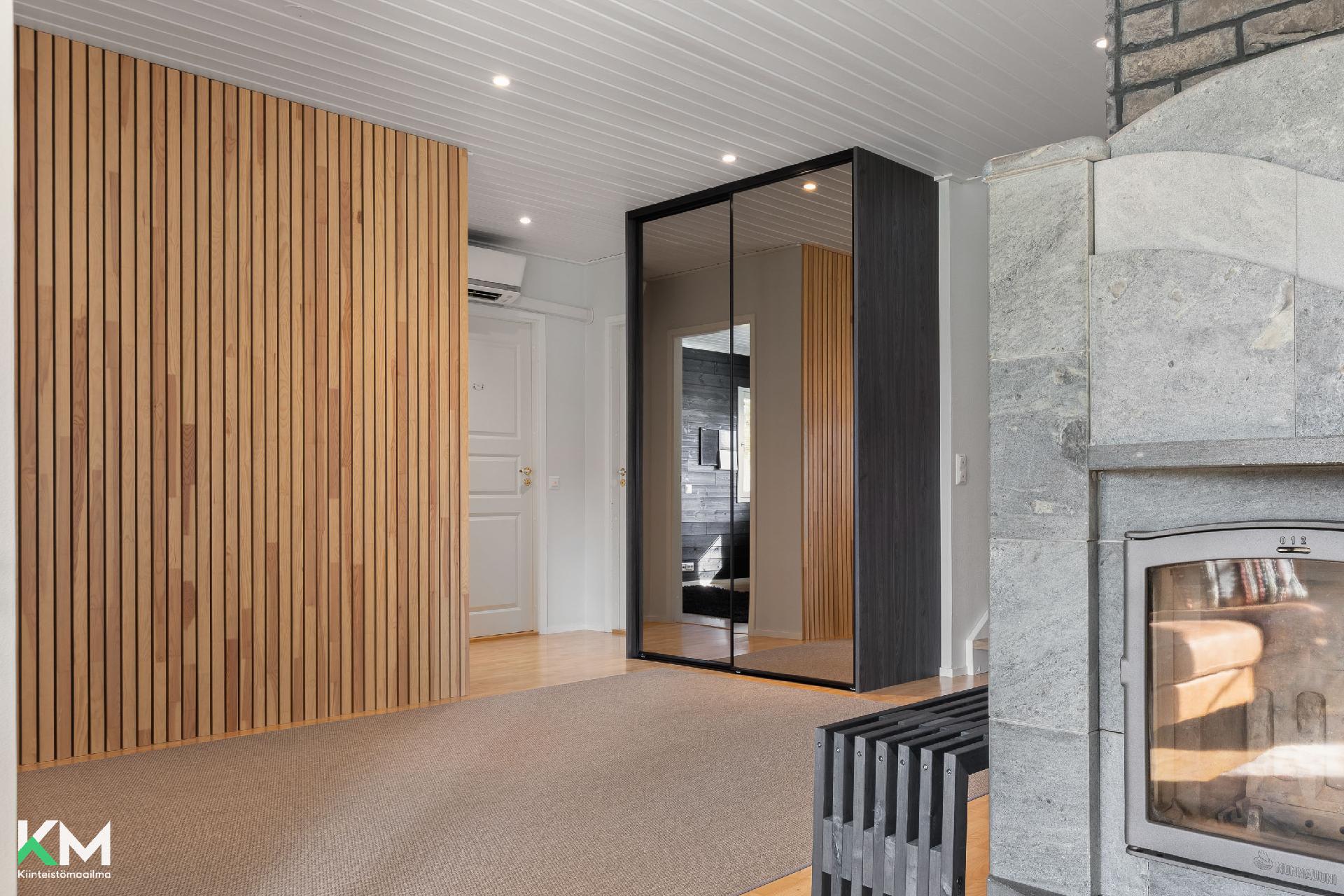 alakerran aula kuvattuna toiseen suuntaan.