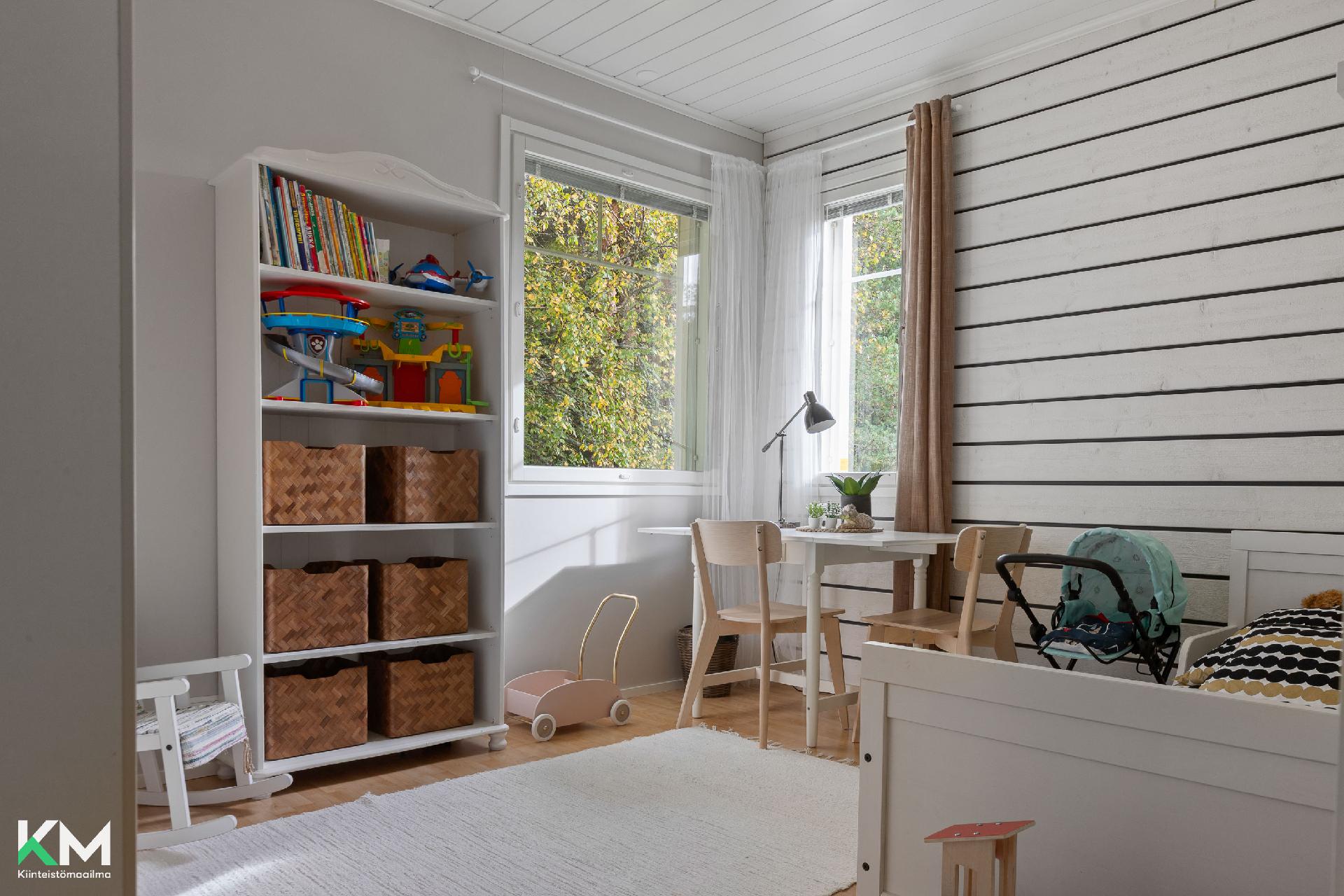 Yläkerran makuuhuone 3.