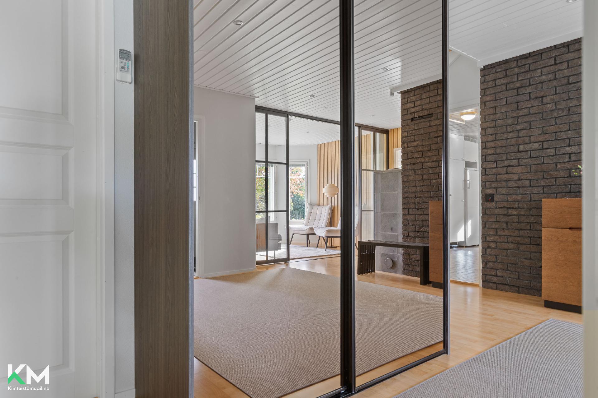 Ala-aulan peilikaapistot. 