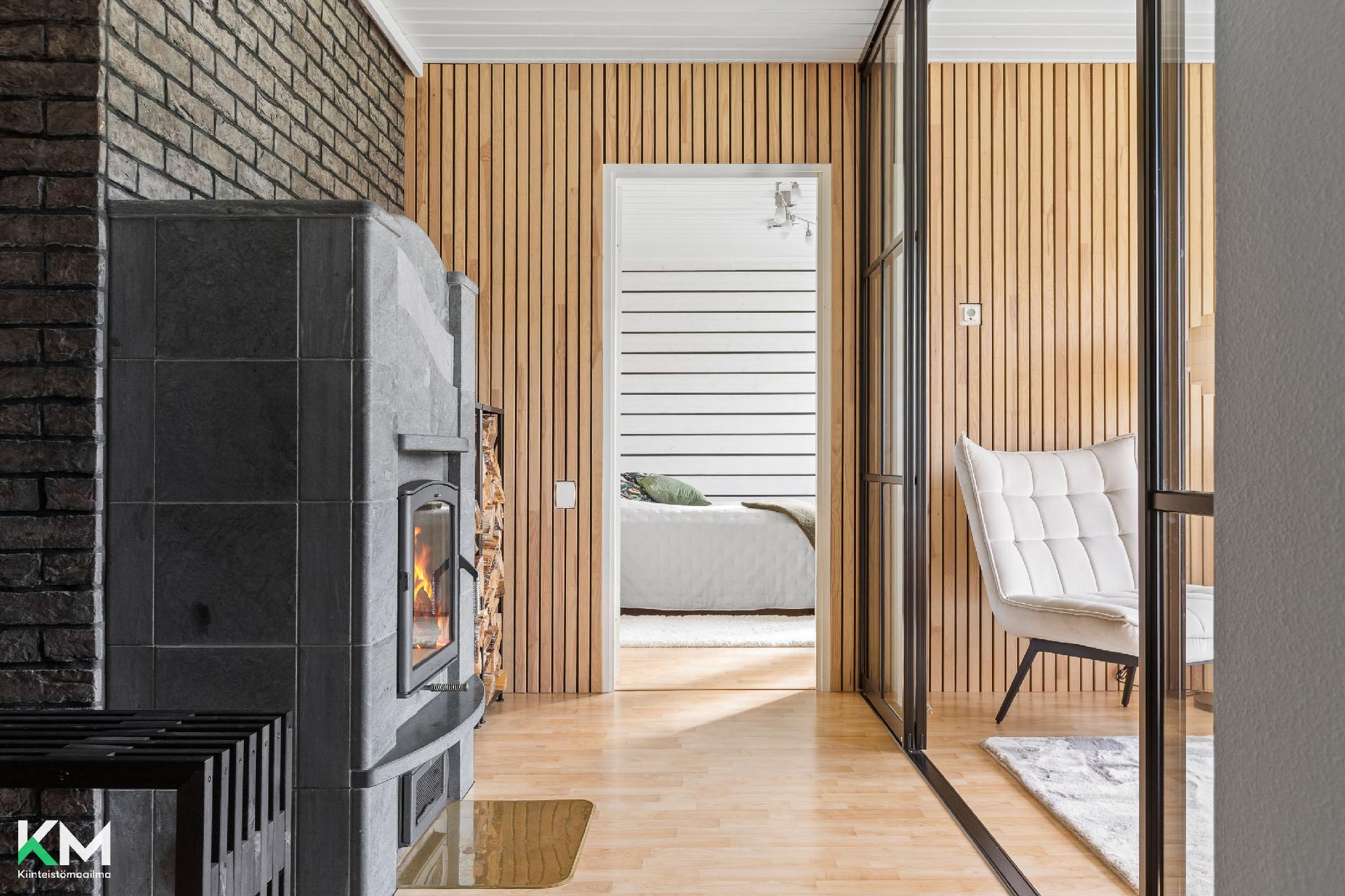 Takka-aula sivusta kuvattuna.