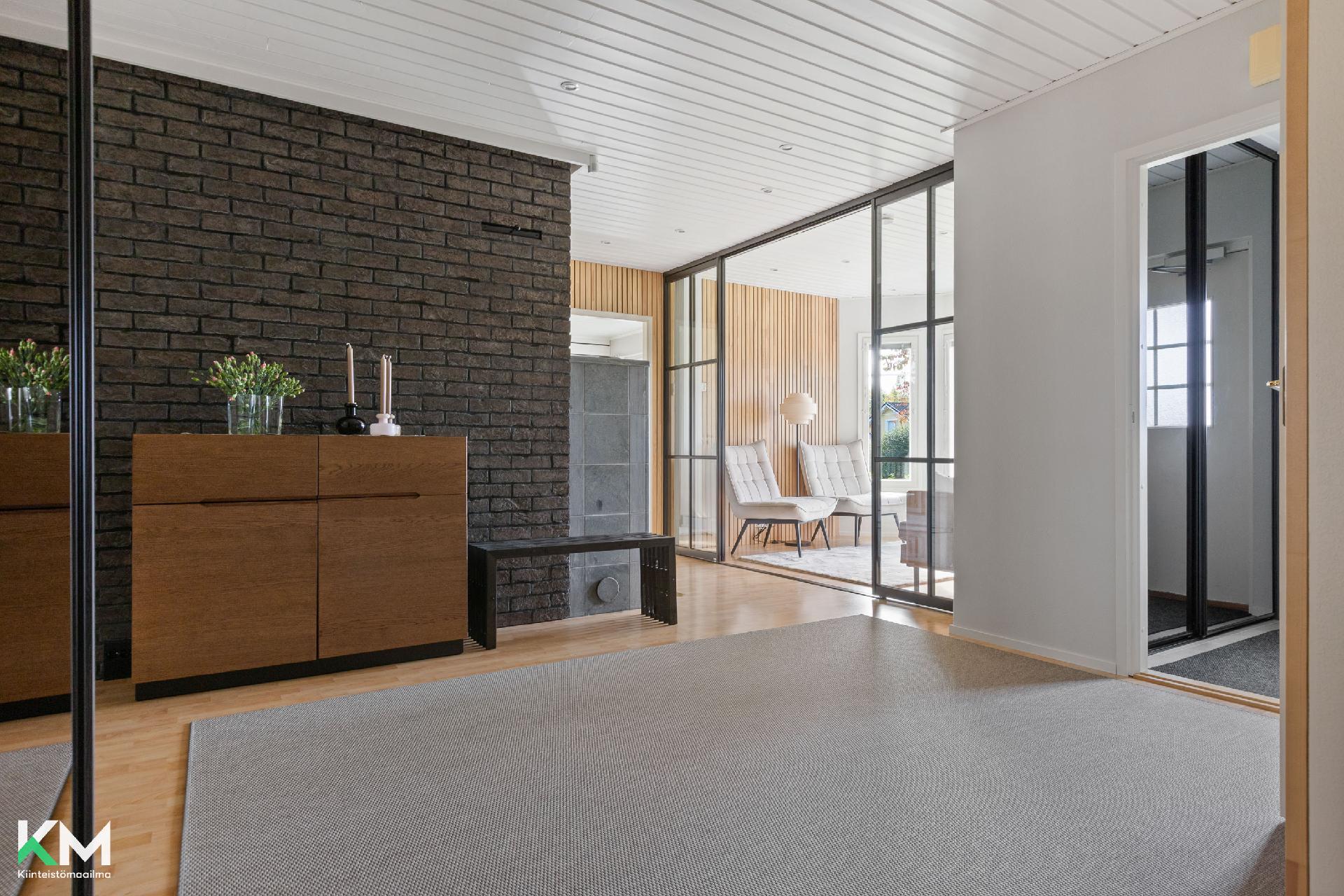 Alakerran sisääntuloaula.