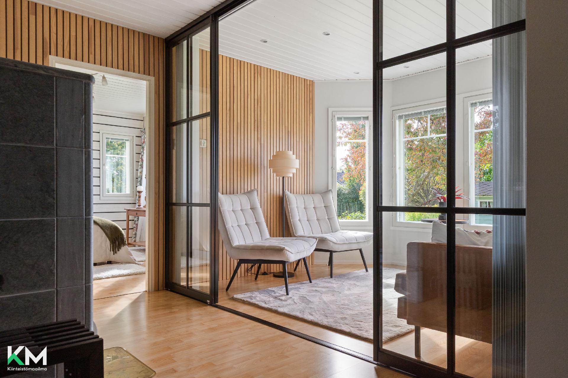 Alakerran takka-aula.