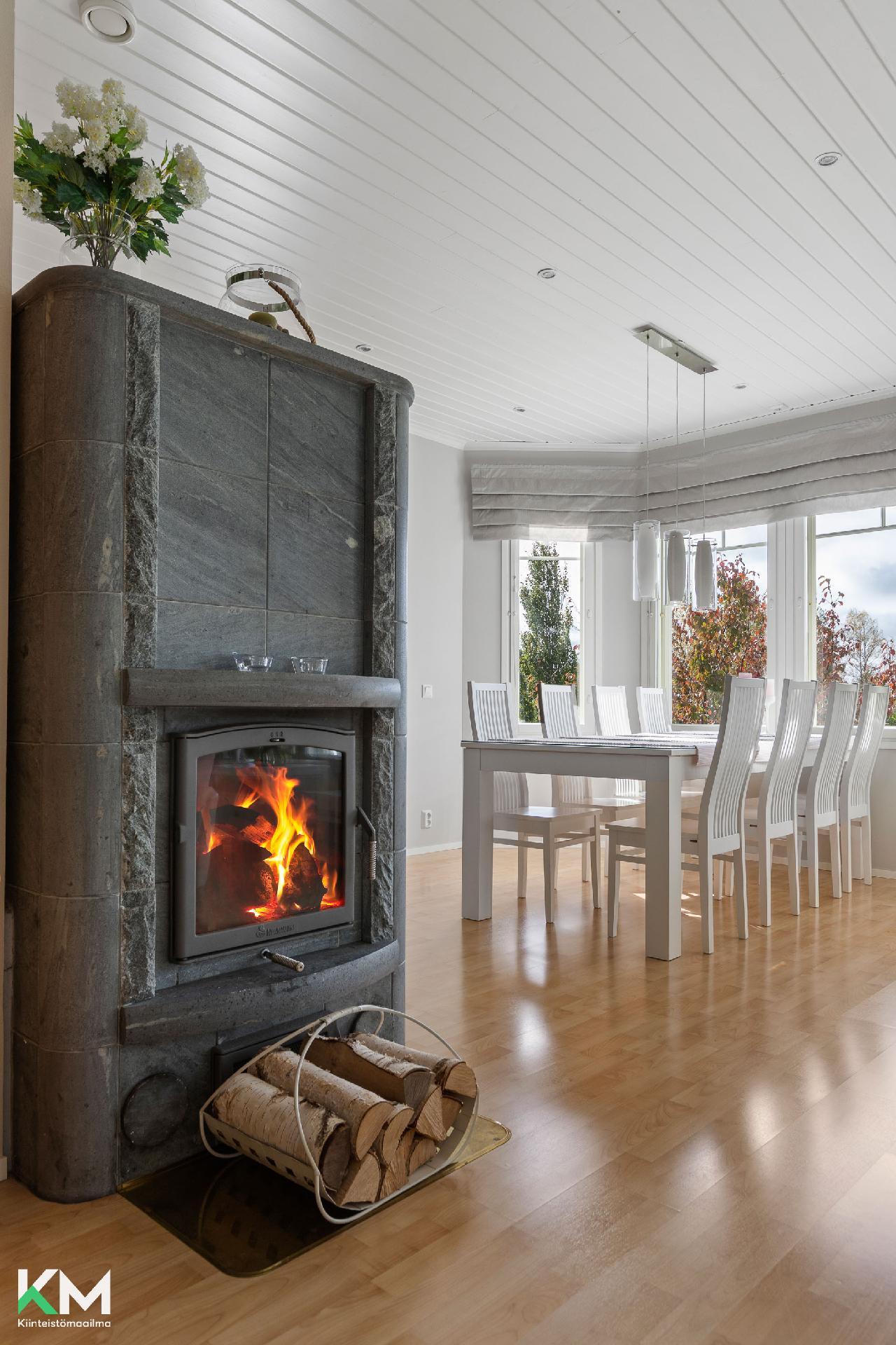 Olohuoneen varaava takkauuni.