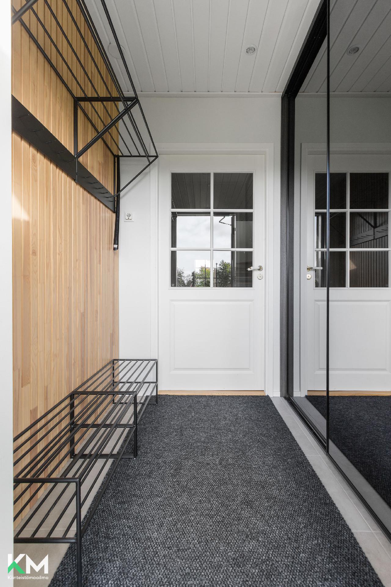 Alakerran sisääntulo. 