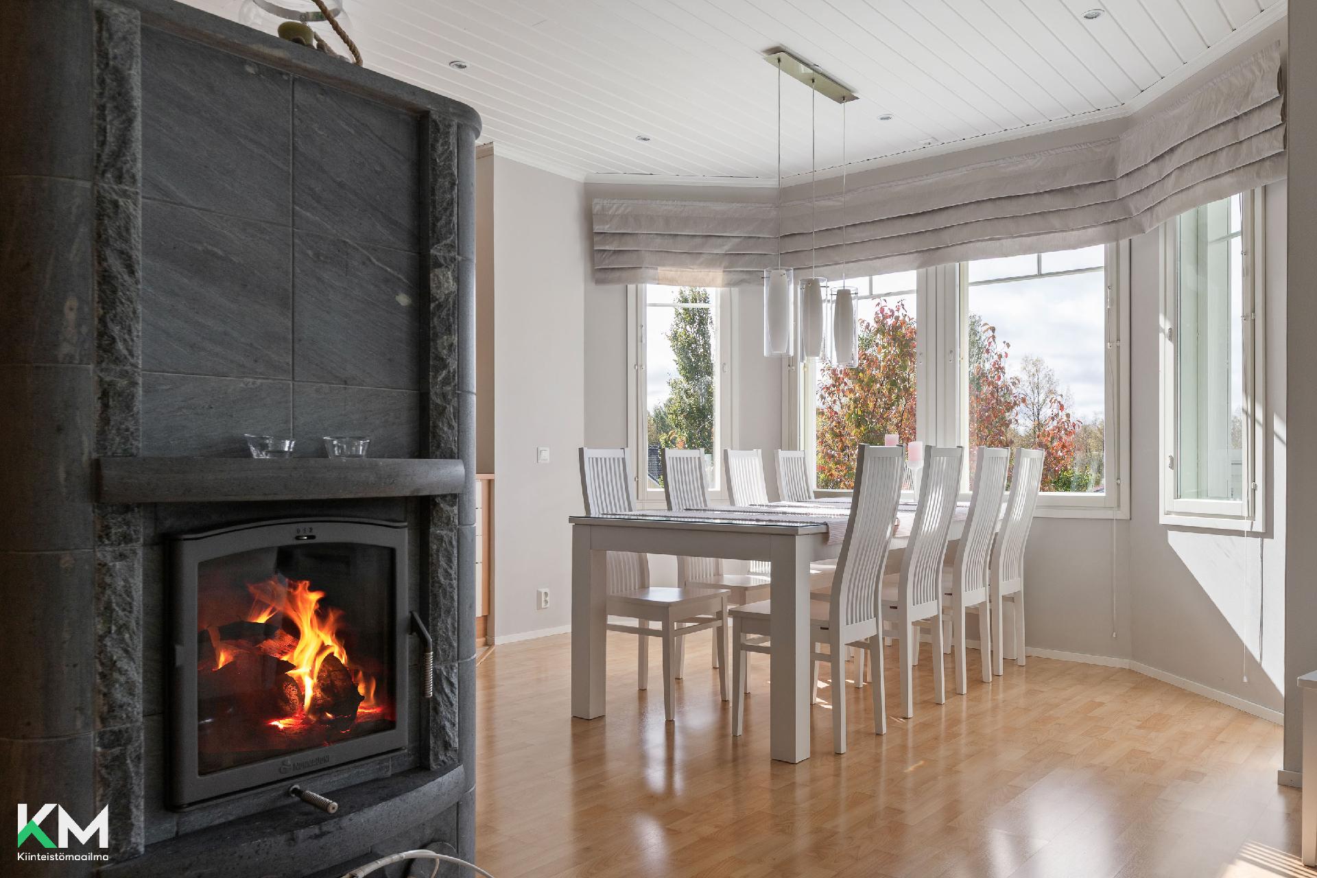 Ruokailutila / varaava takka. 