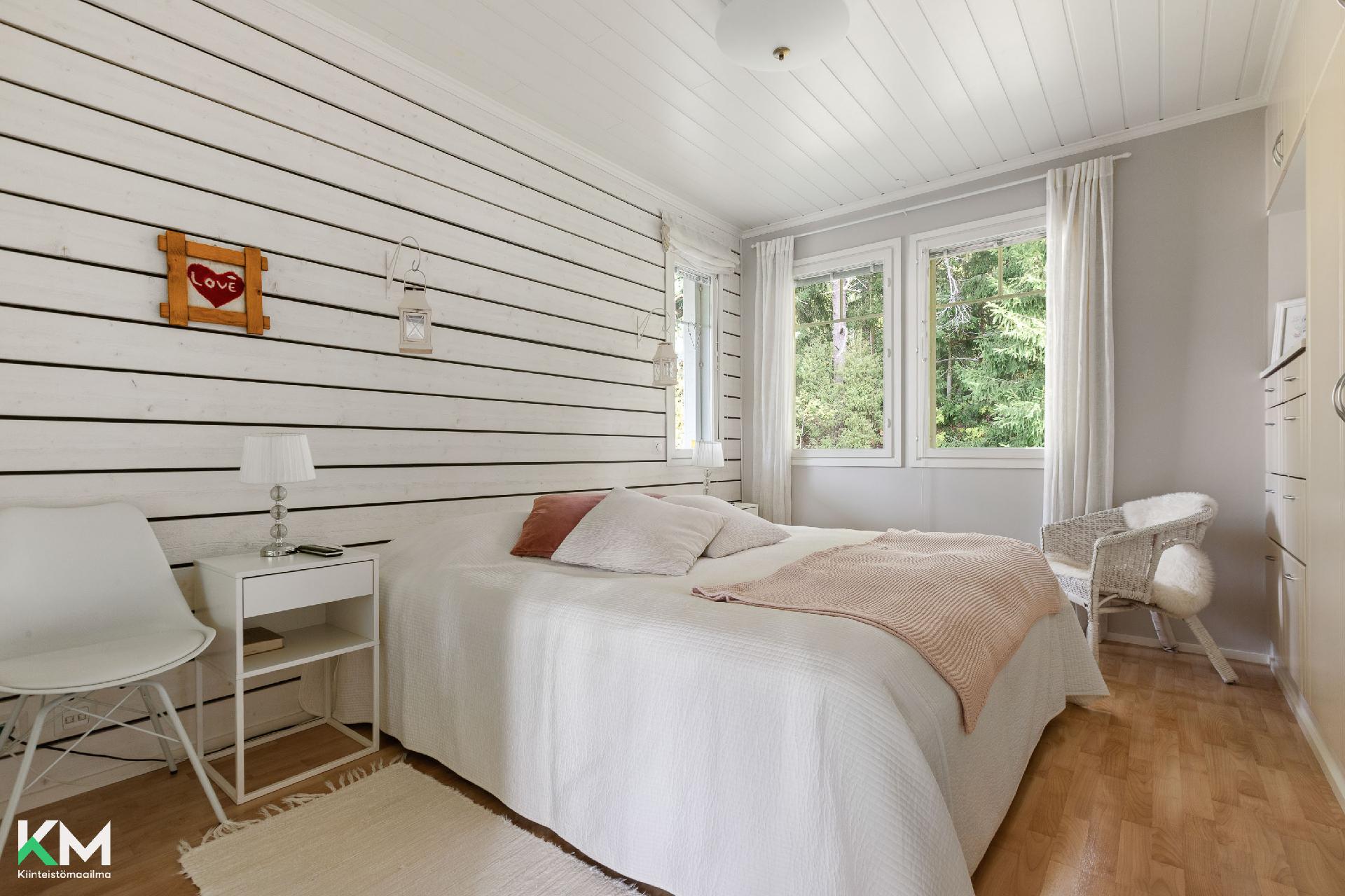 Yläkerran makuuhuone 2. 