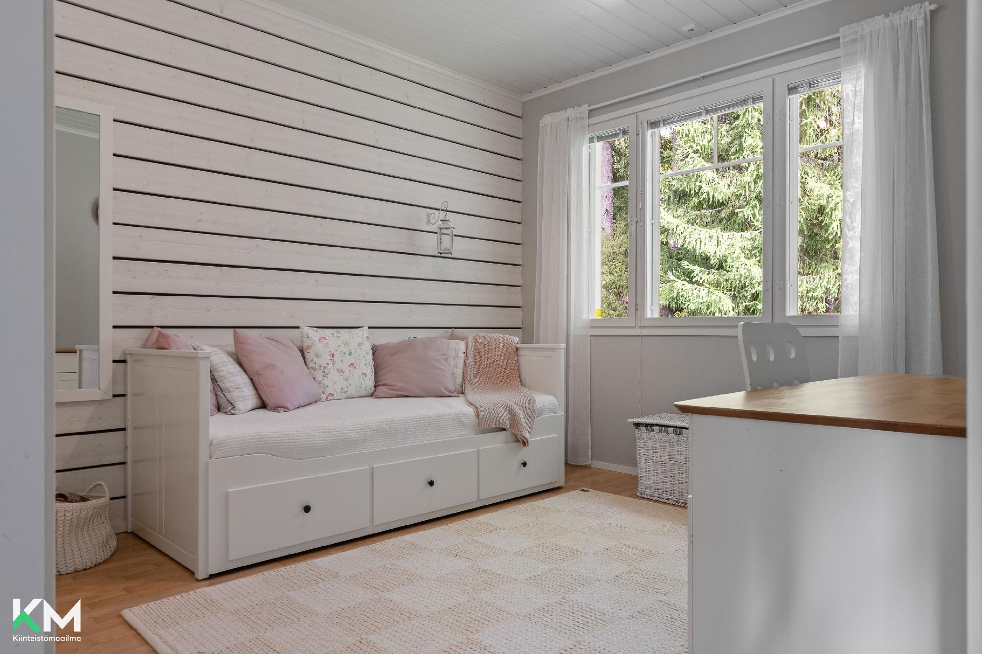 Yläkerran makuuhuone 1.   