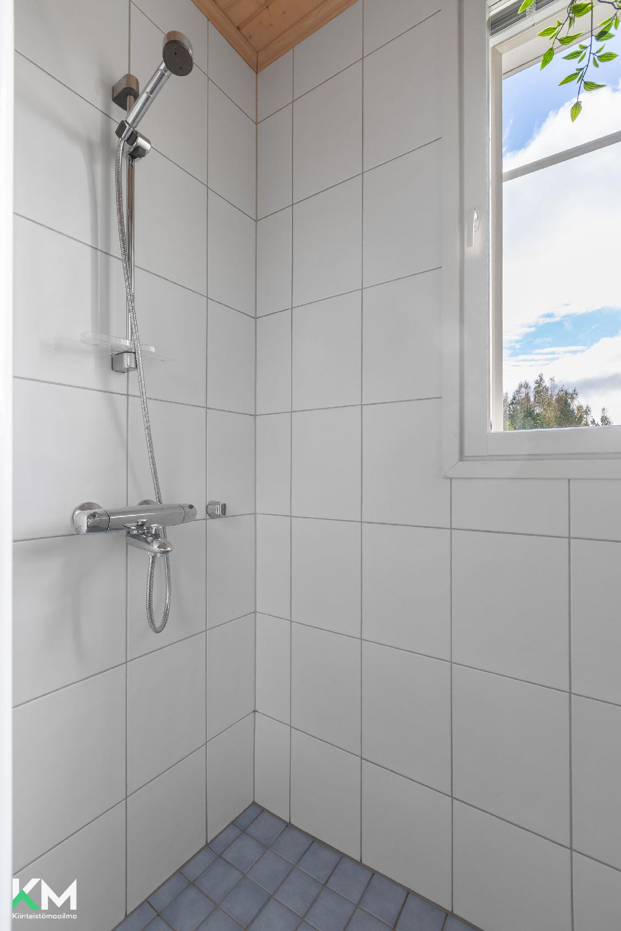 Yläkerran kph/wc:n suihkutila.