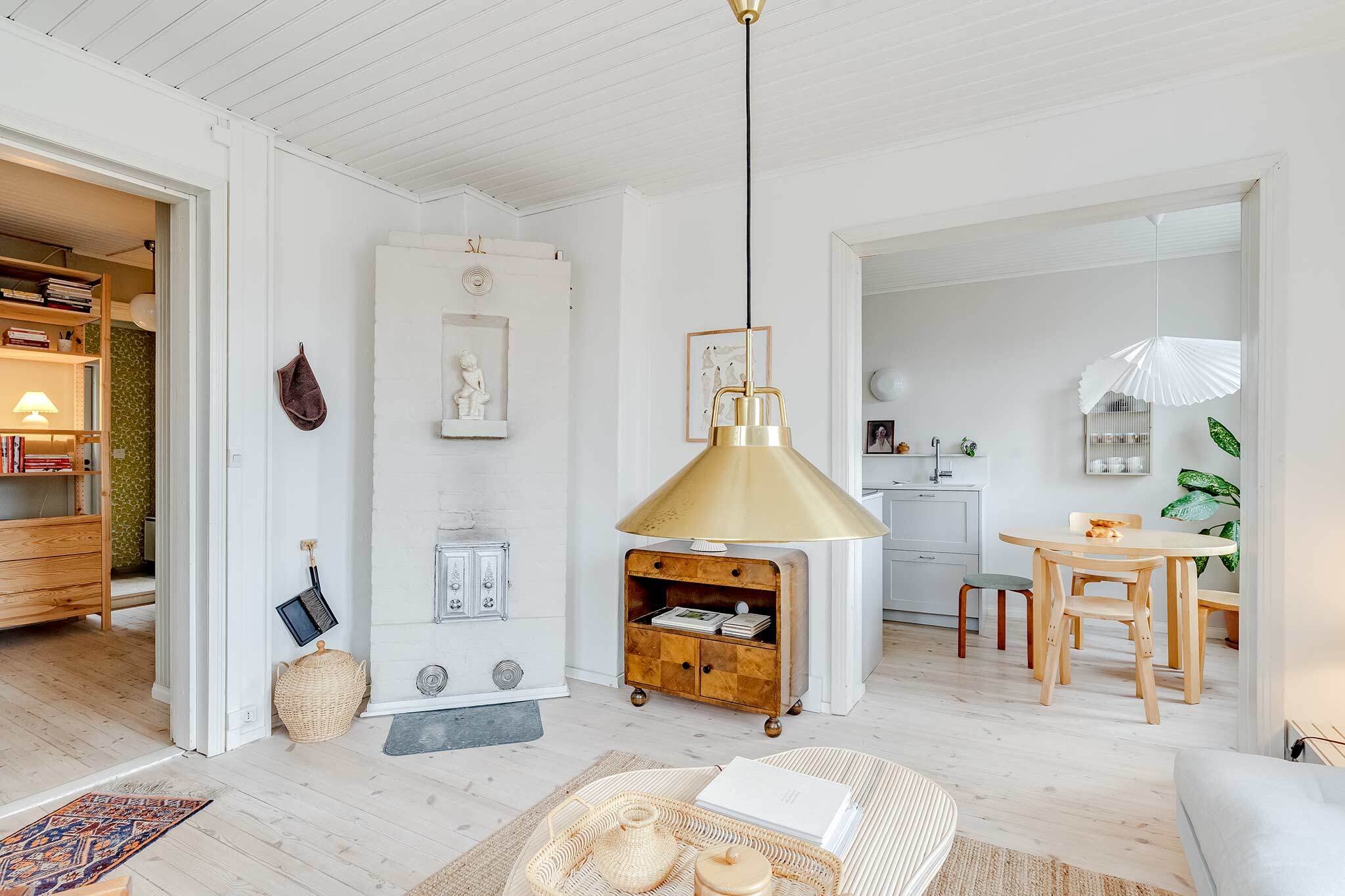 Kaunis vaalea takka varaa lämpöä ja luo tunnelmaa