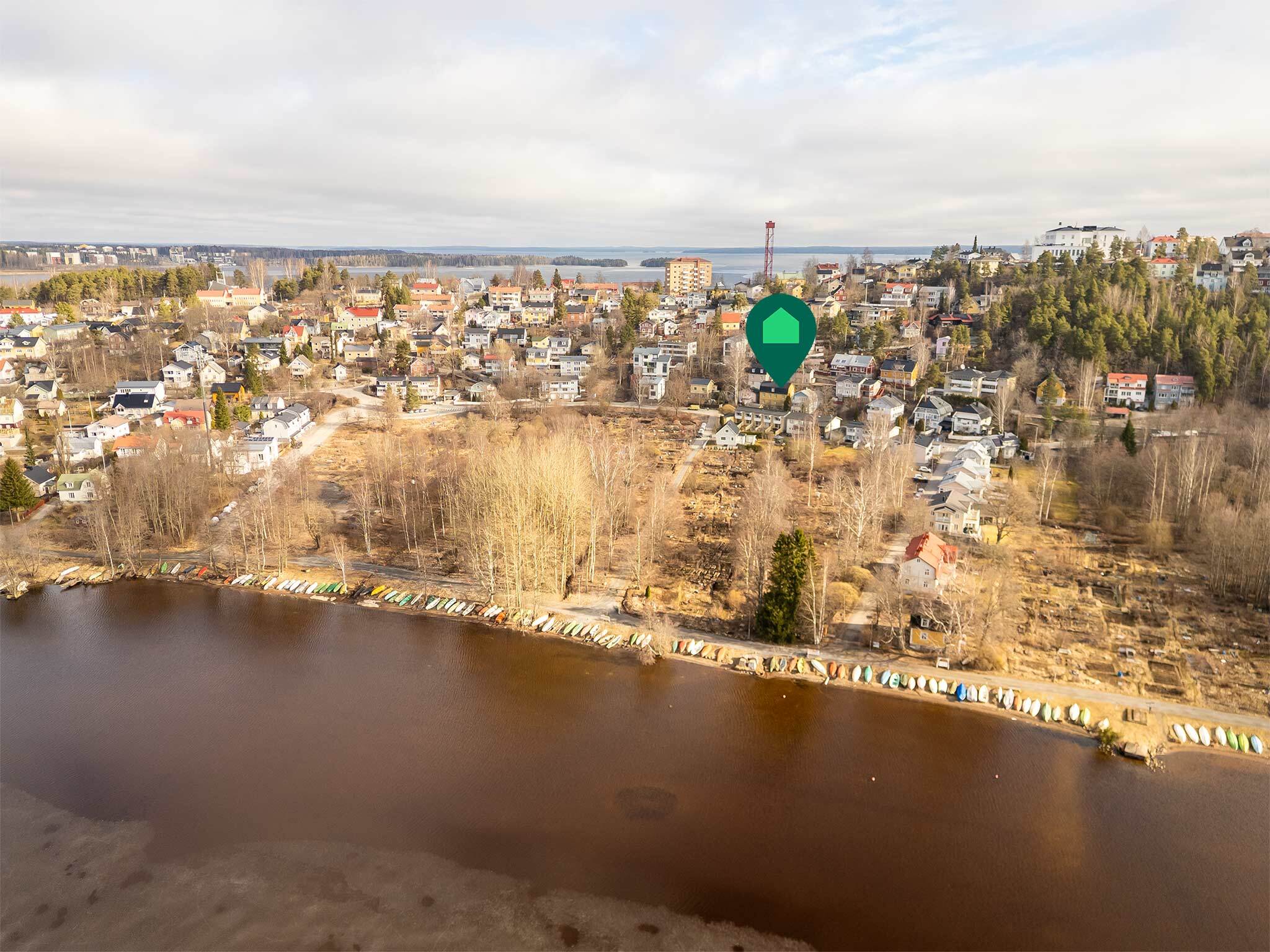Pyhäjärven rantaa tulee matkaa vain parisataa metriä