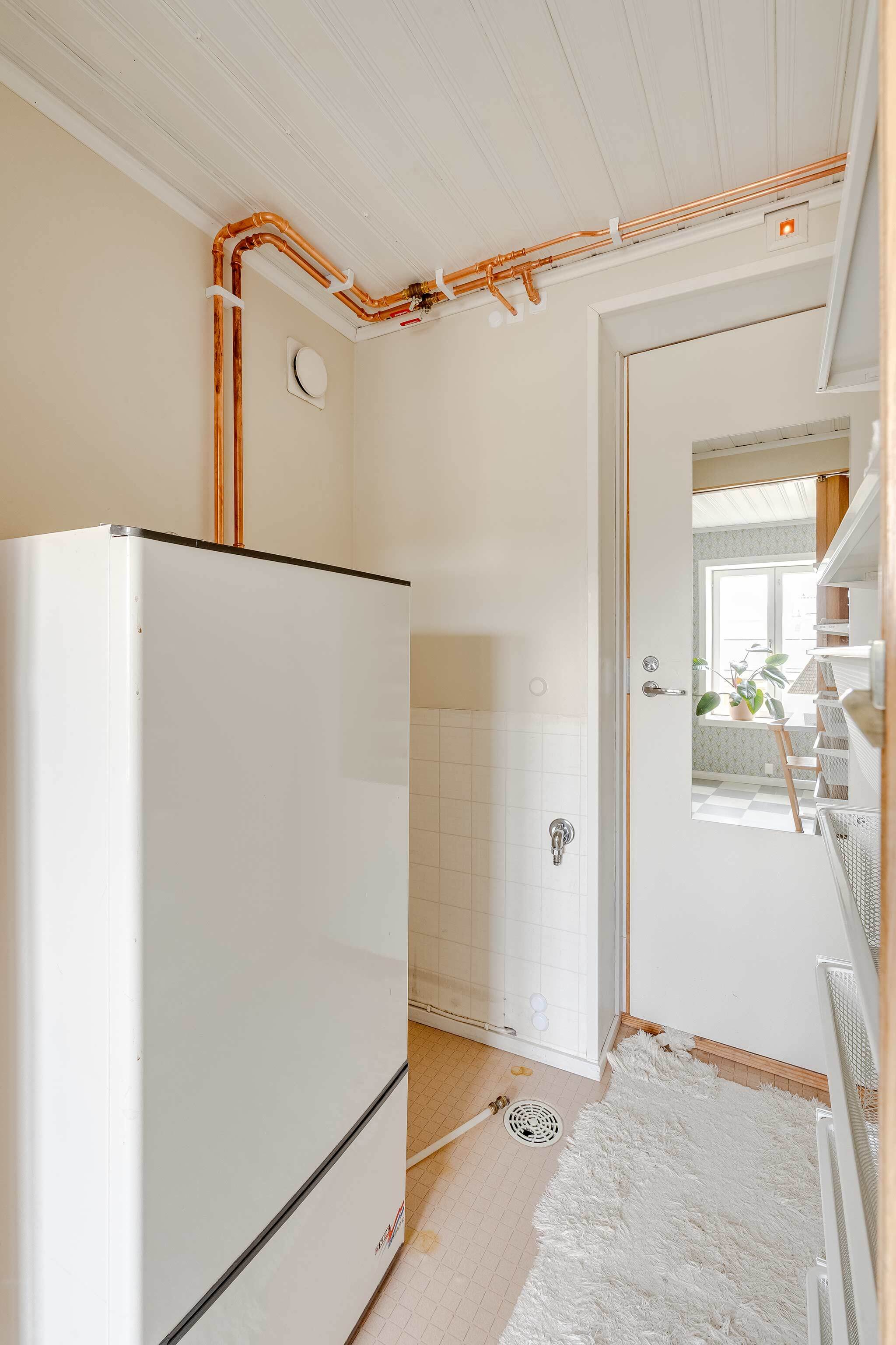 Kodinhoitohuoneessa on paikka pyykinpesukoneelle ja kuivausrummulle