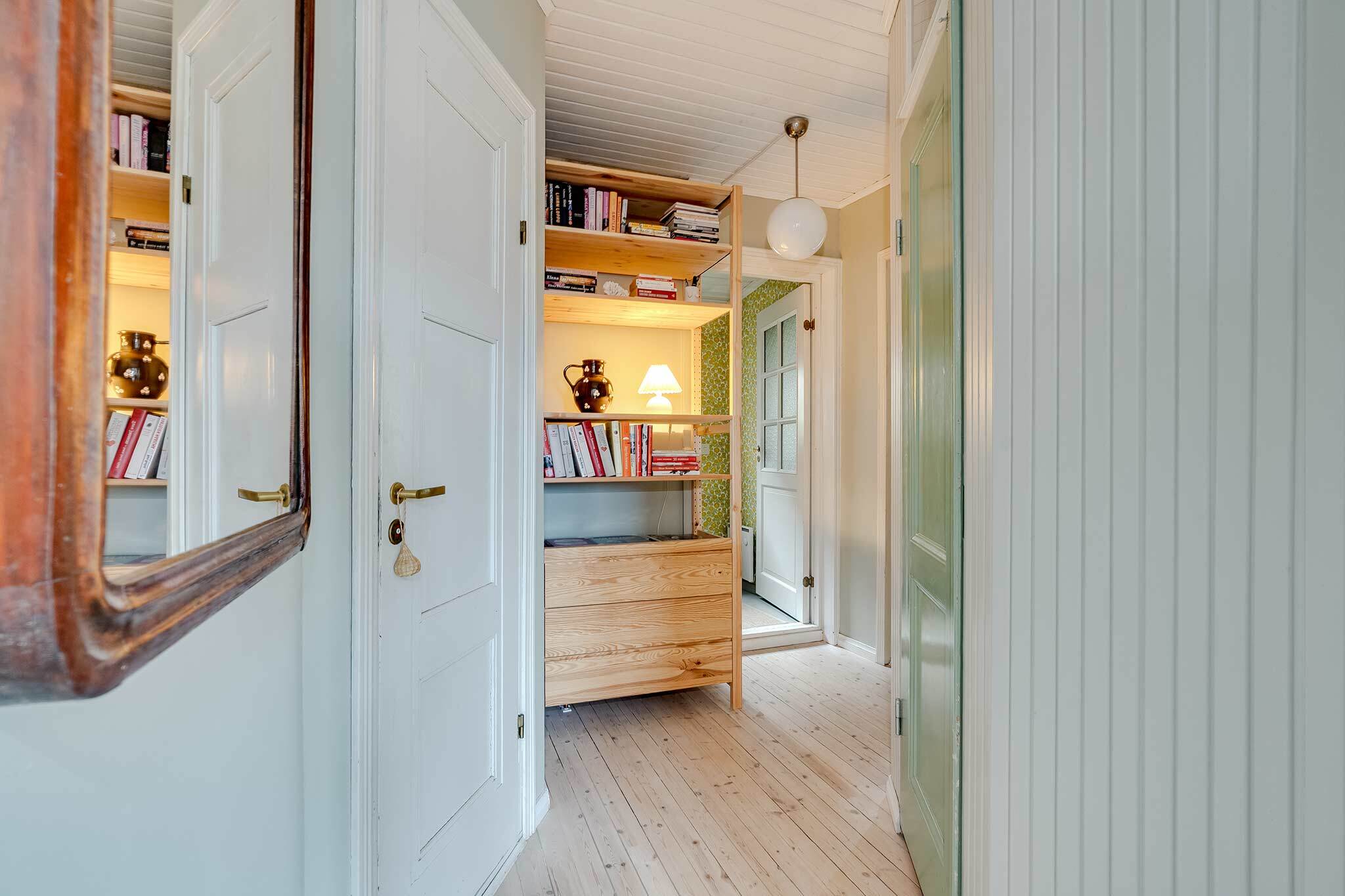 Kylpyhuonetta vastapäätä on skafferityyppinen kaappi/vaatehuone