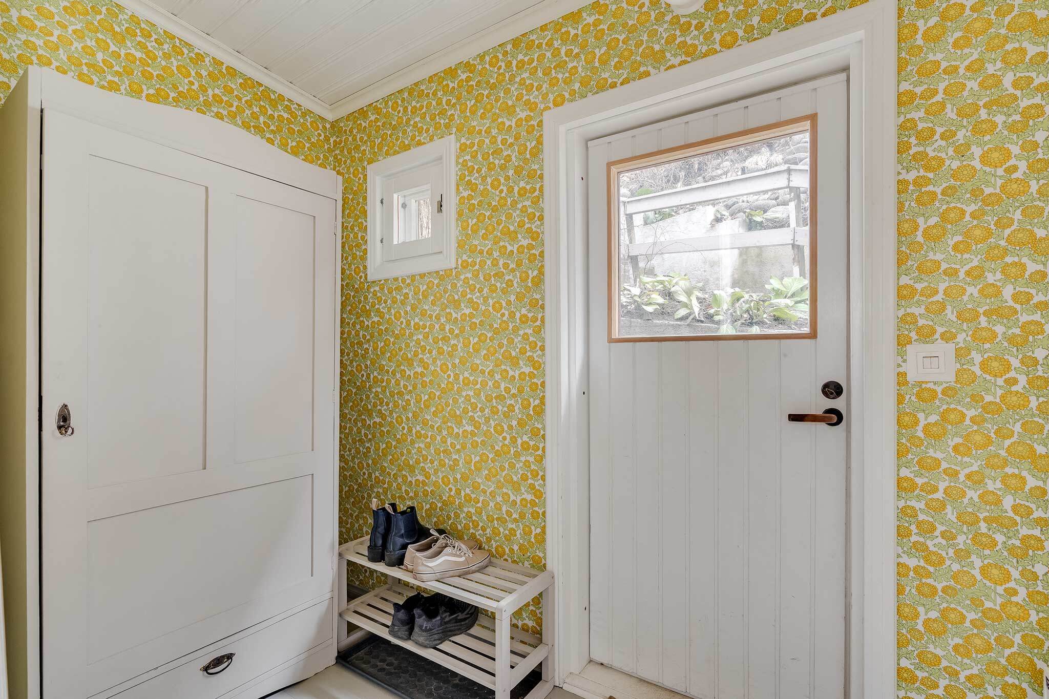 Eteinen on kaunis ja kutsuva perinnetapetteineen