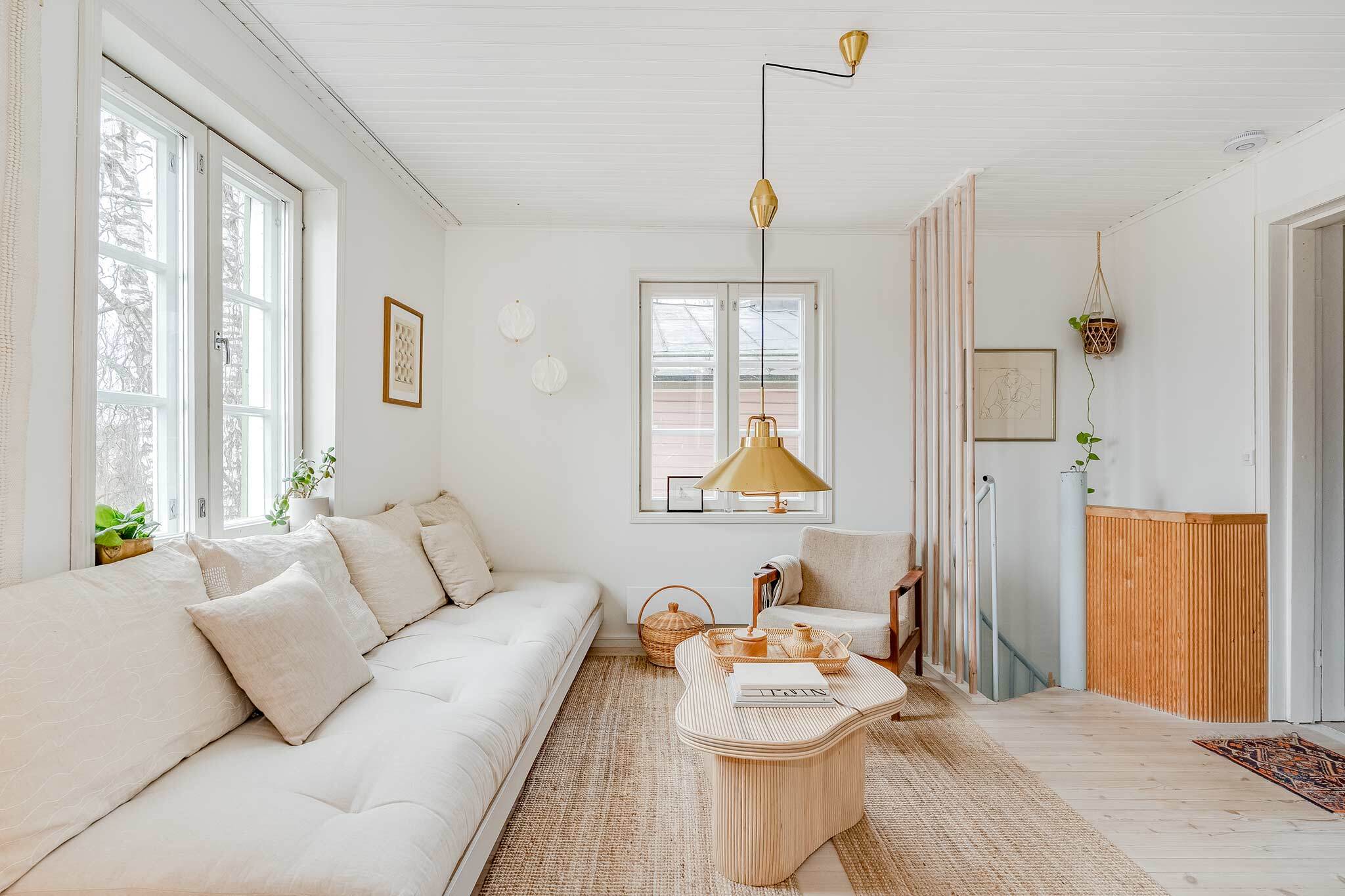 Luonnonvaloa tultii sisään isoista ruutuikkunoista