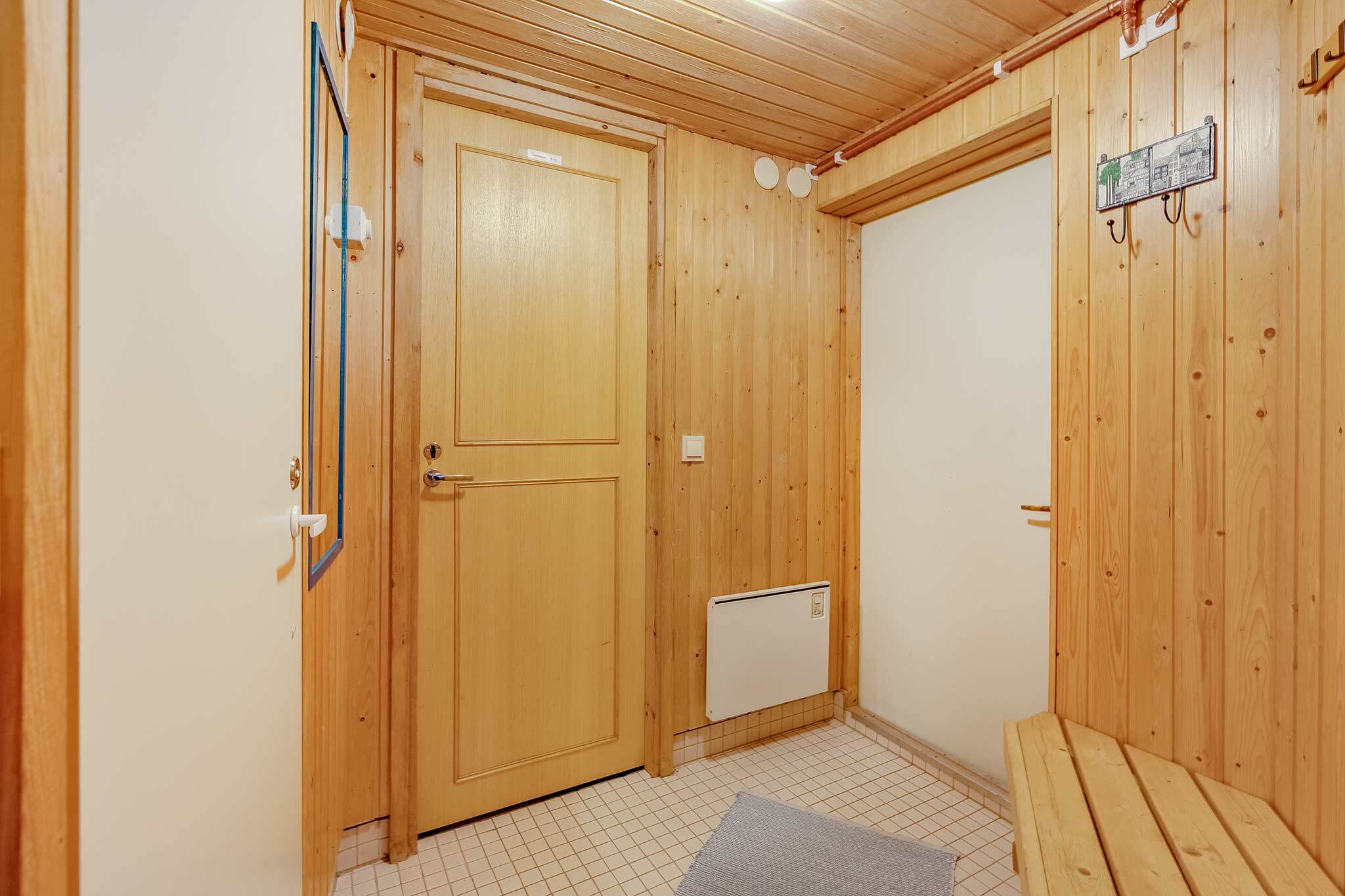 Taloyhtiön saunatiloihin on kätevä pääsy sisäkautta, kodinhoitohuoneesta