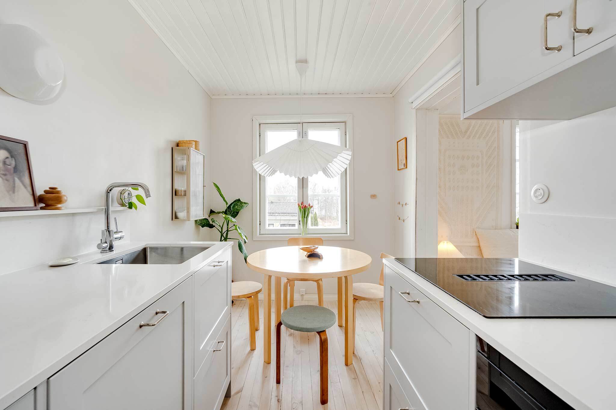 Laadukkaat kodinkoneet, tasoliesituuletin ja integroitu astianpesukone