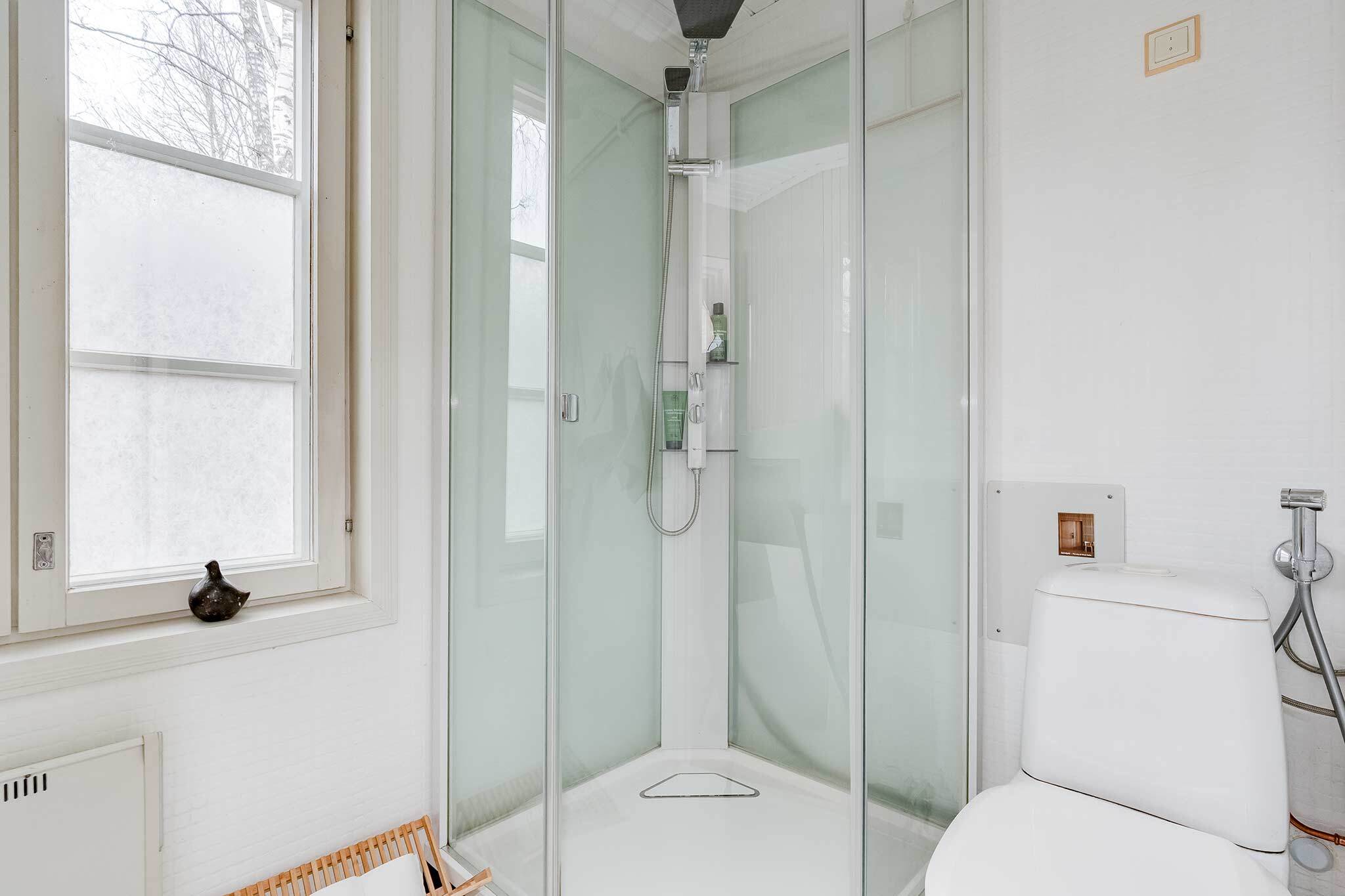 Raikkaassa kylpyhuoneessa on käytännöllinen suihkukaappi