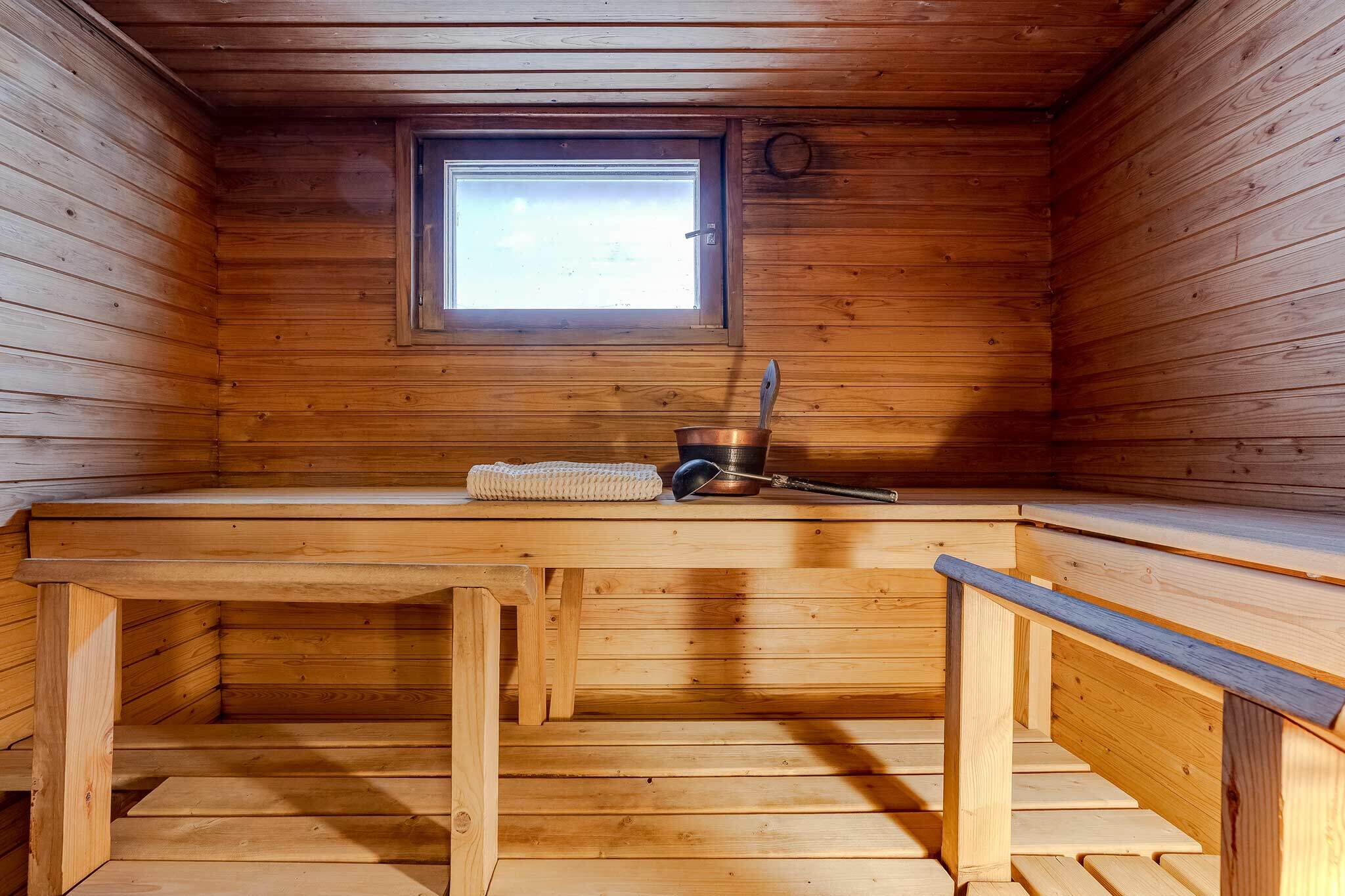 Taloyhtiön tunnelmallinen sauna