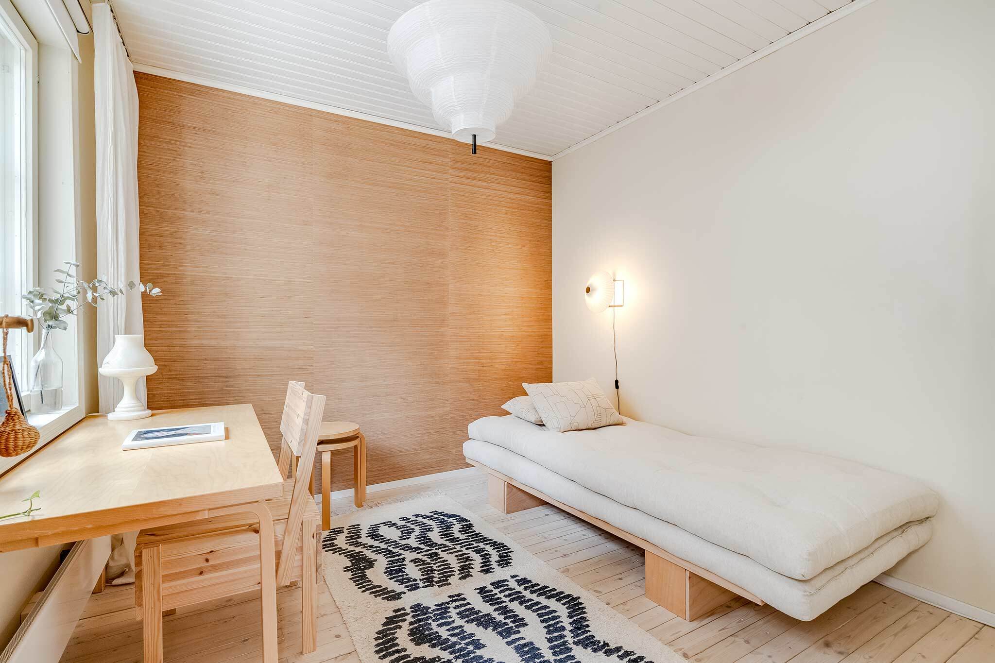 Yläkerran makuuhuoneessa on luonnonkuitutapetti