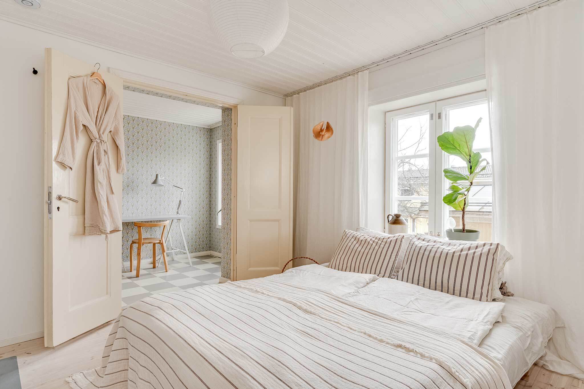 Makuuhuoneen ikkunoista tulvii valoa