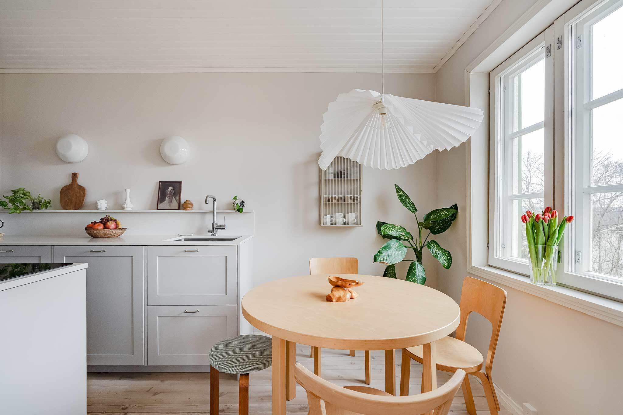 Tyylikäs keittiö on paikka, jossa vietätään aikaa yhdessä ja ihaillaan järvimaisemaa