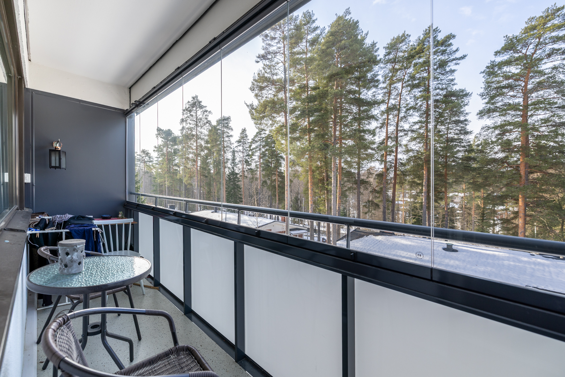 Makuuhuoneesta käynti parvekkeelle