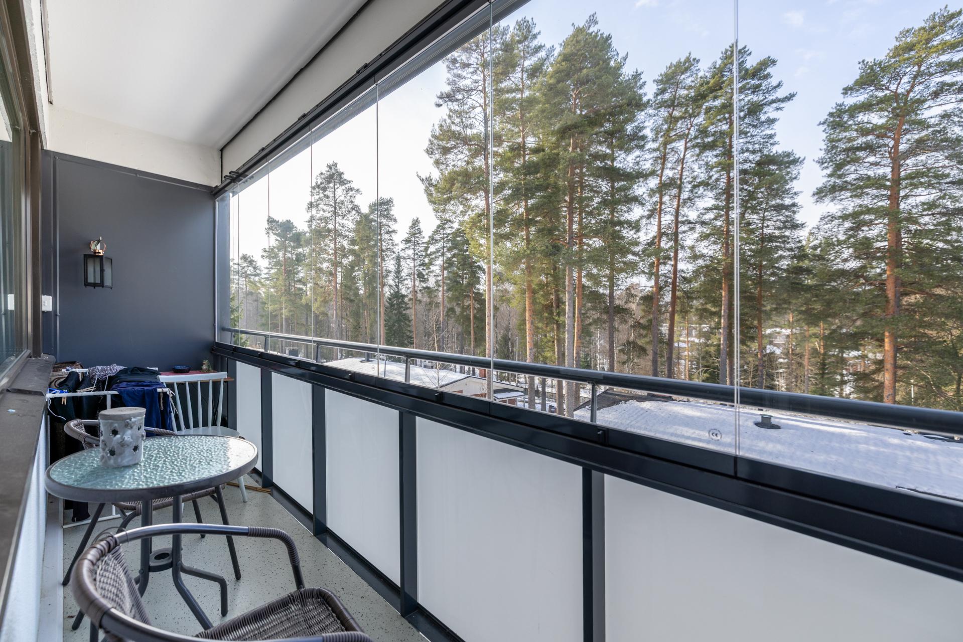 Makuuhuoneesta käynti parvekkeelle