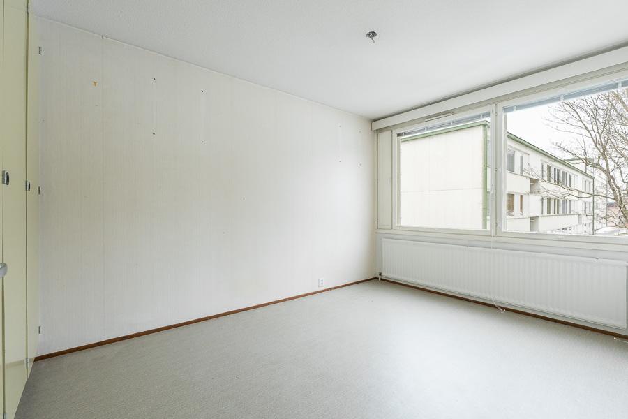 TOISESTA MAKUUHUONEESTA