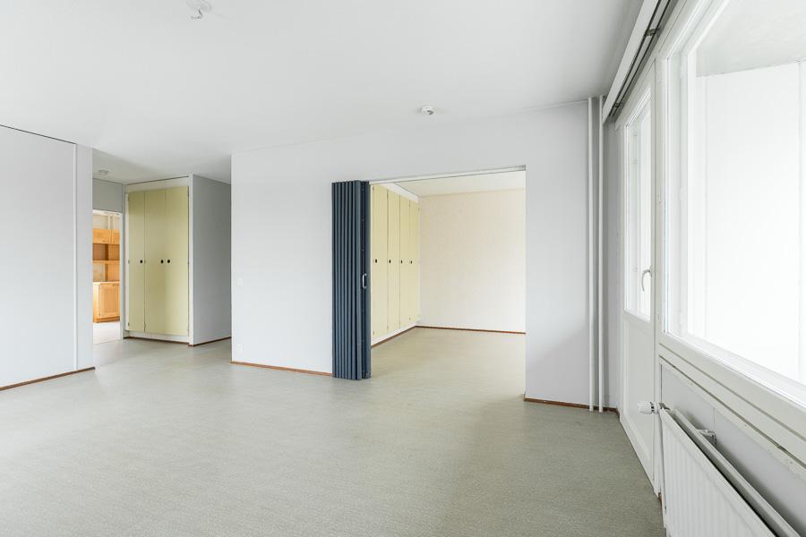 KEITTIÖKIN NÄKYY TAUSTALLA