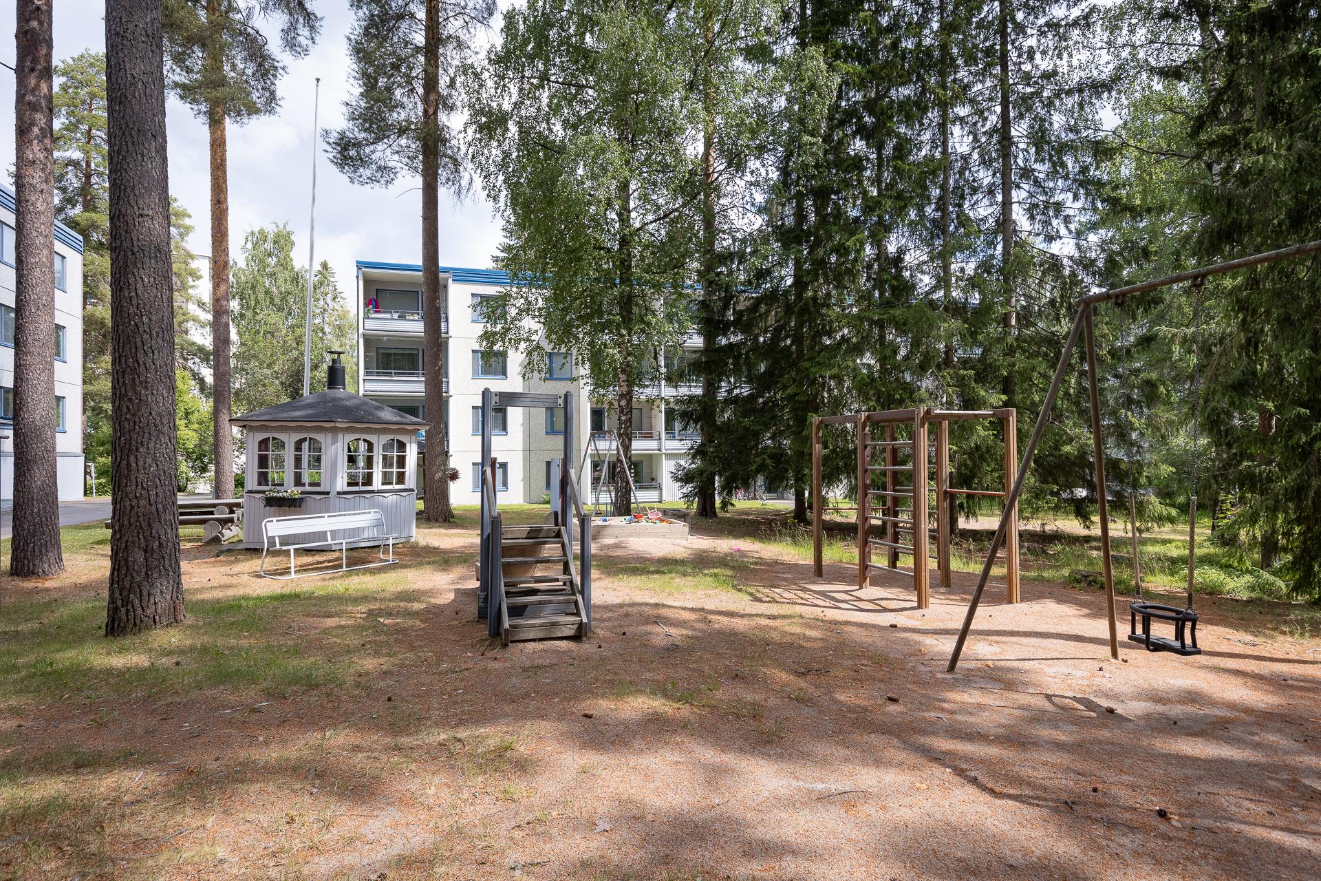 taloyhtiön piha-aluetta