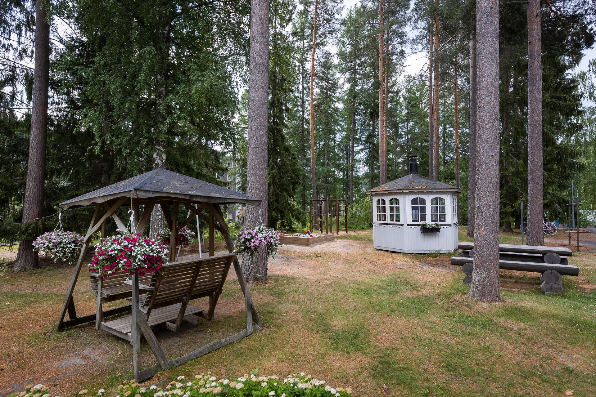 taloyhtiön piha-aluetta