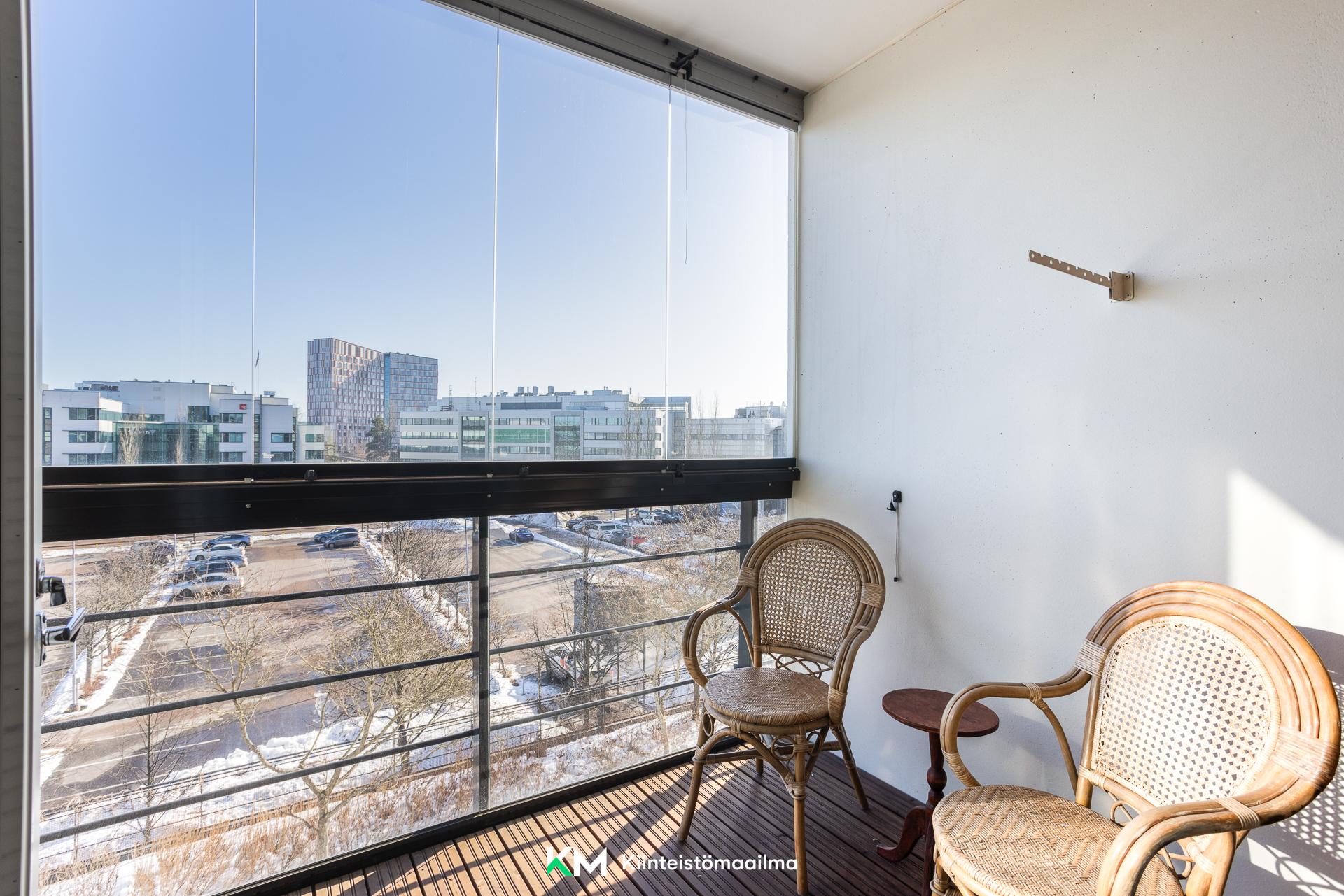 idän puolen parveke