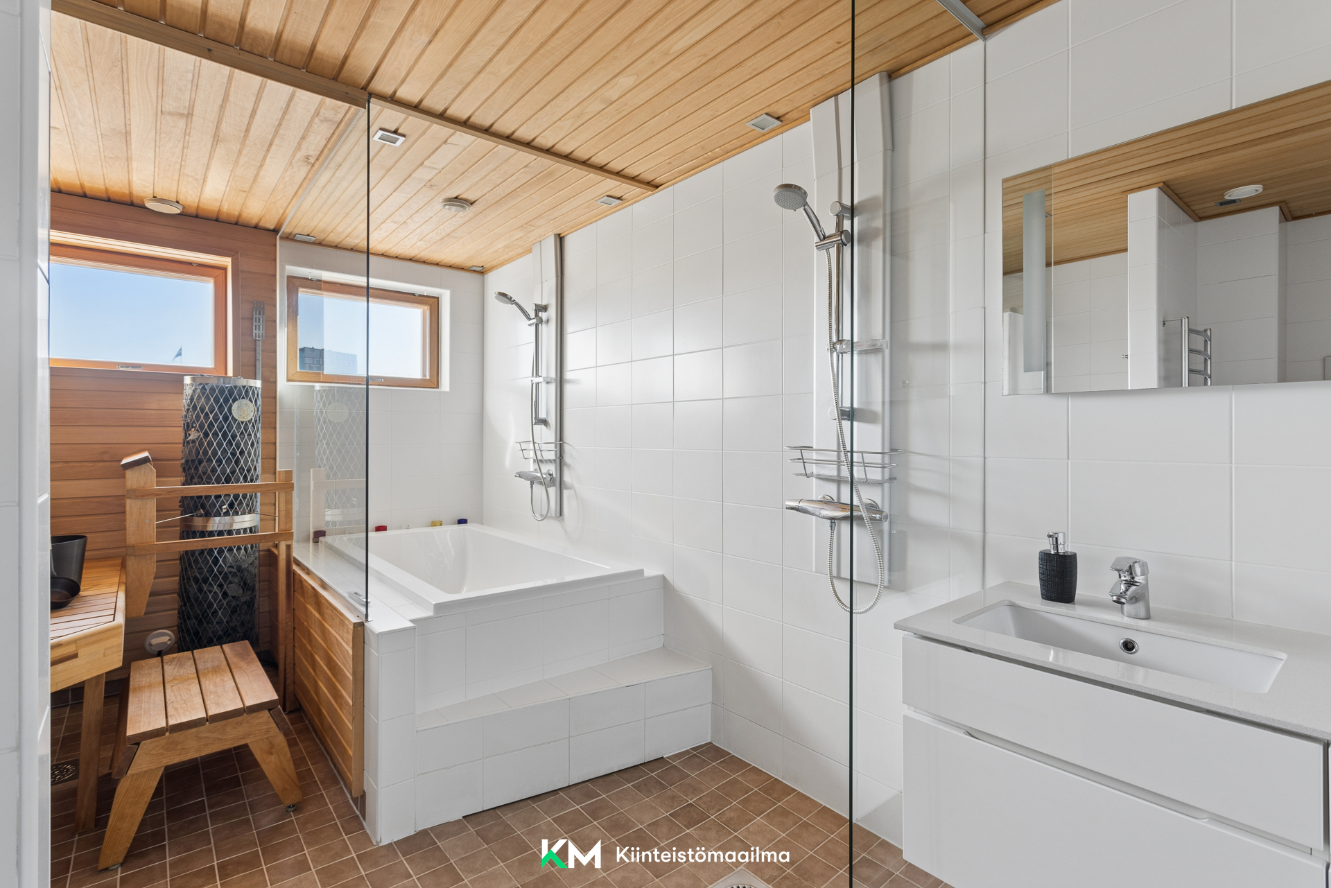 Kylpyhuoneessa sauna ja amme