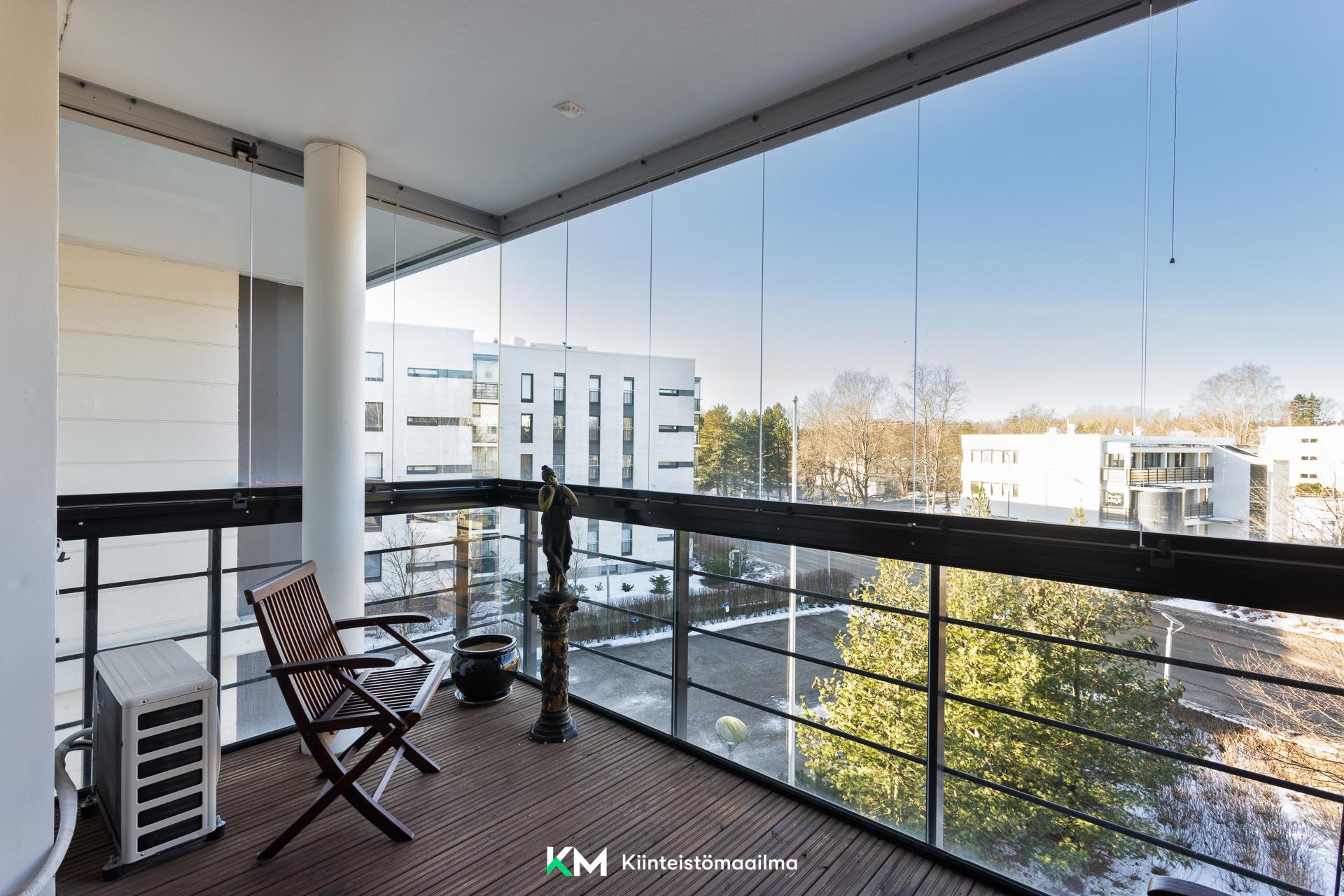 olohuoneesta käynti lasitetulle parvekeelle