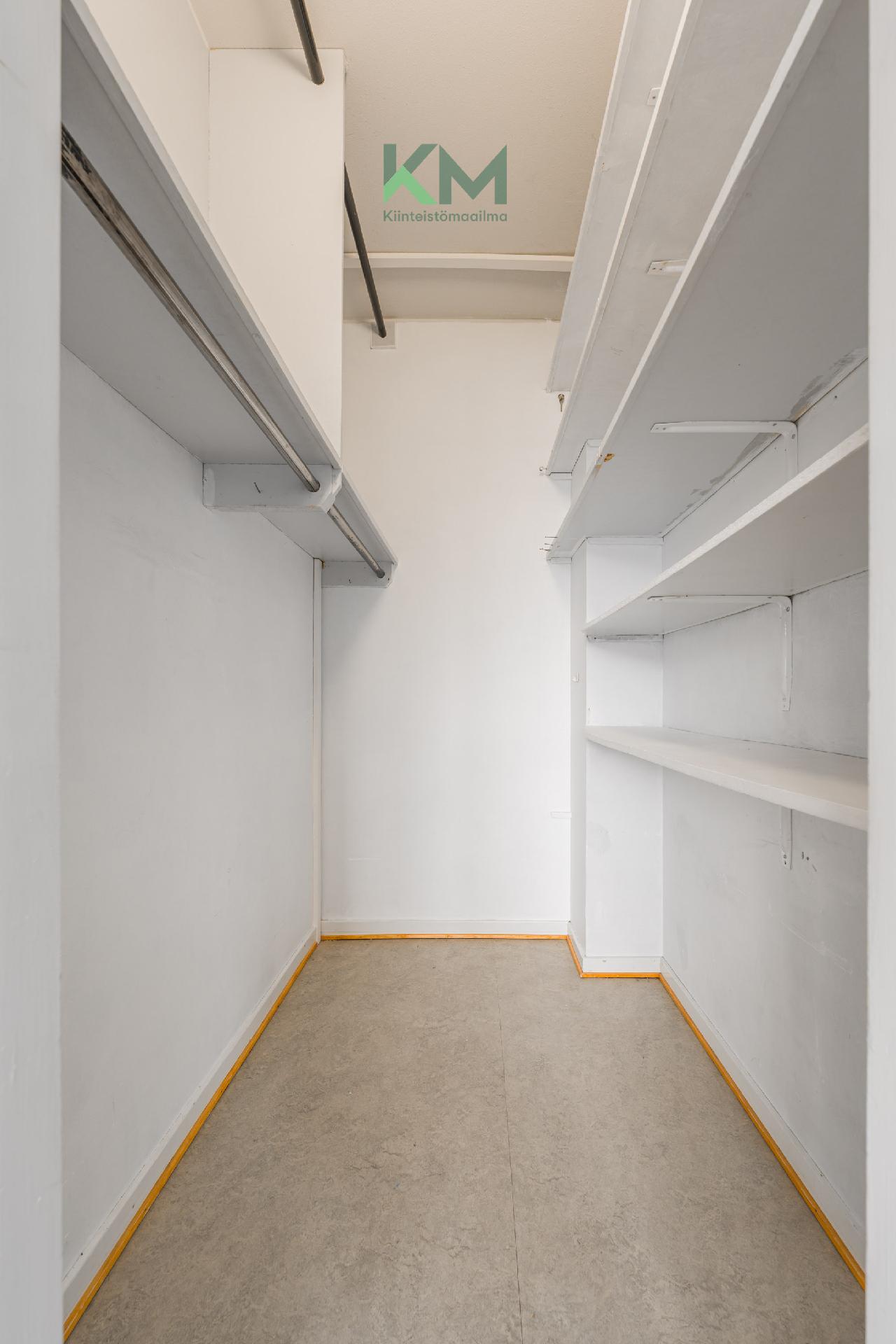 Hyvänkokoinen vaatehuone