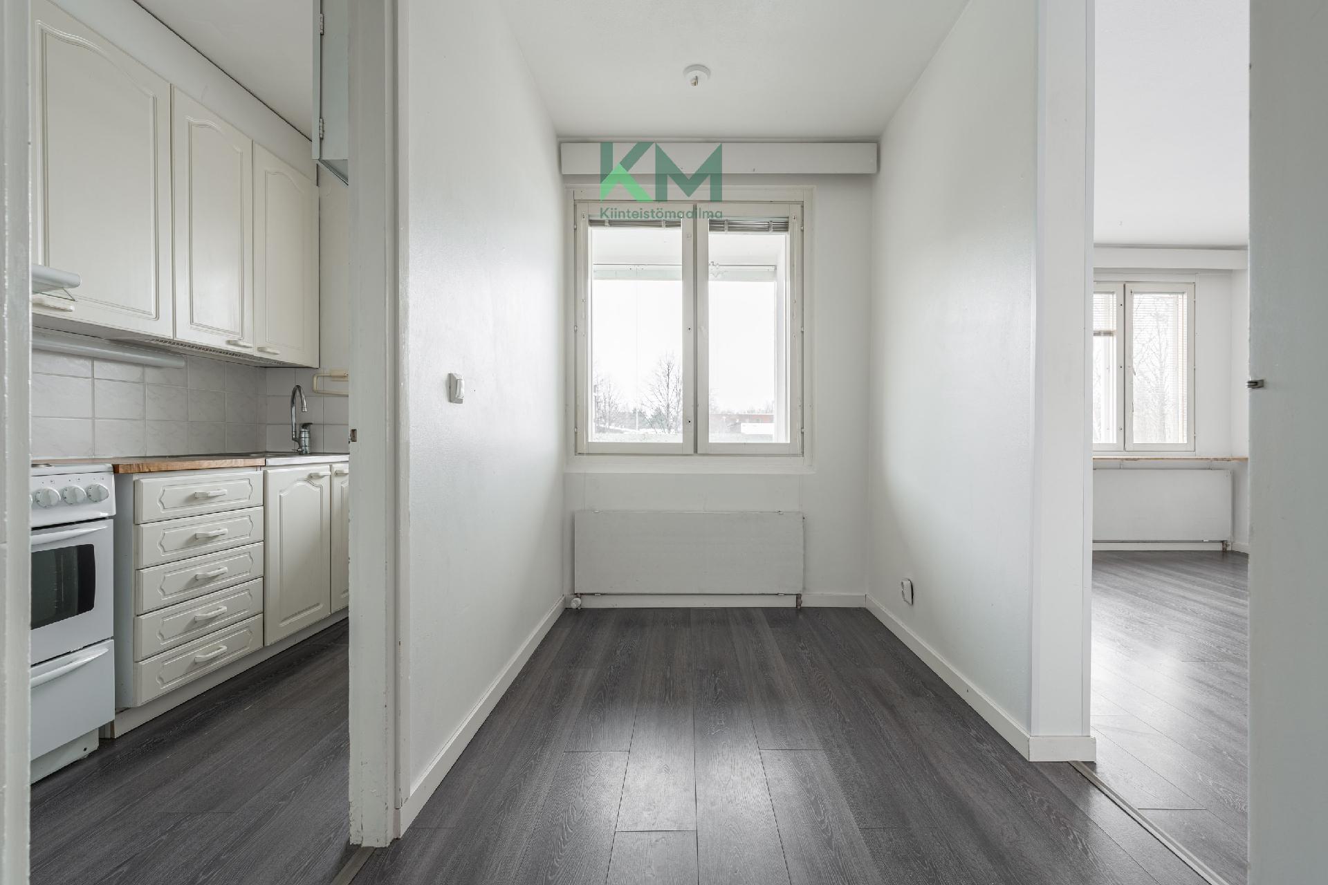 Näkymä eteisestä huoneistoon päin