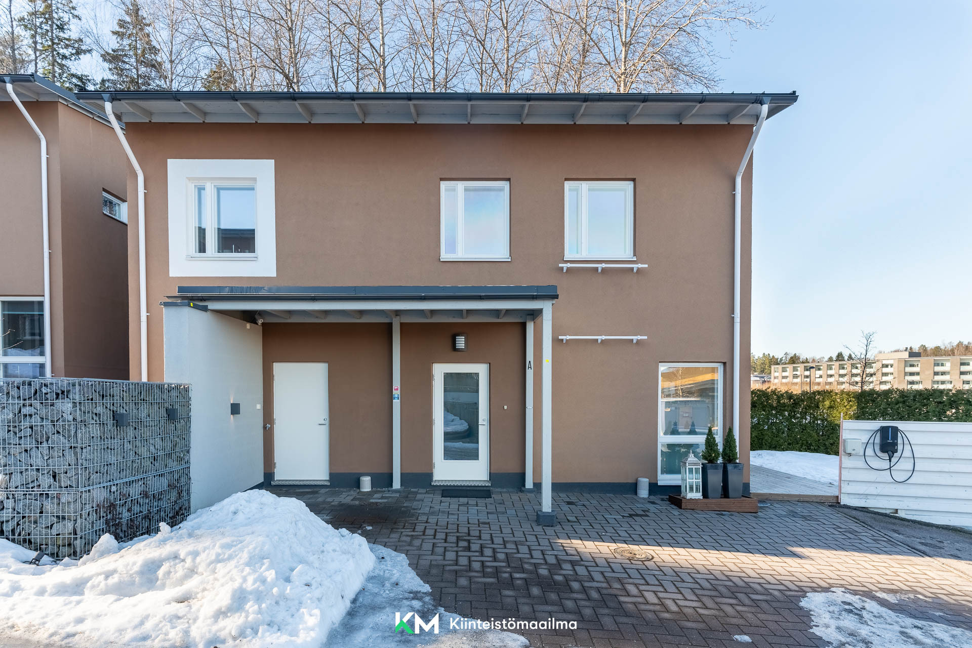 Paikalla rakennettu tyylikäs kivitalo