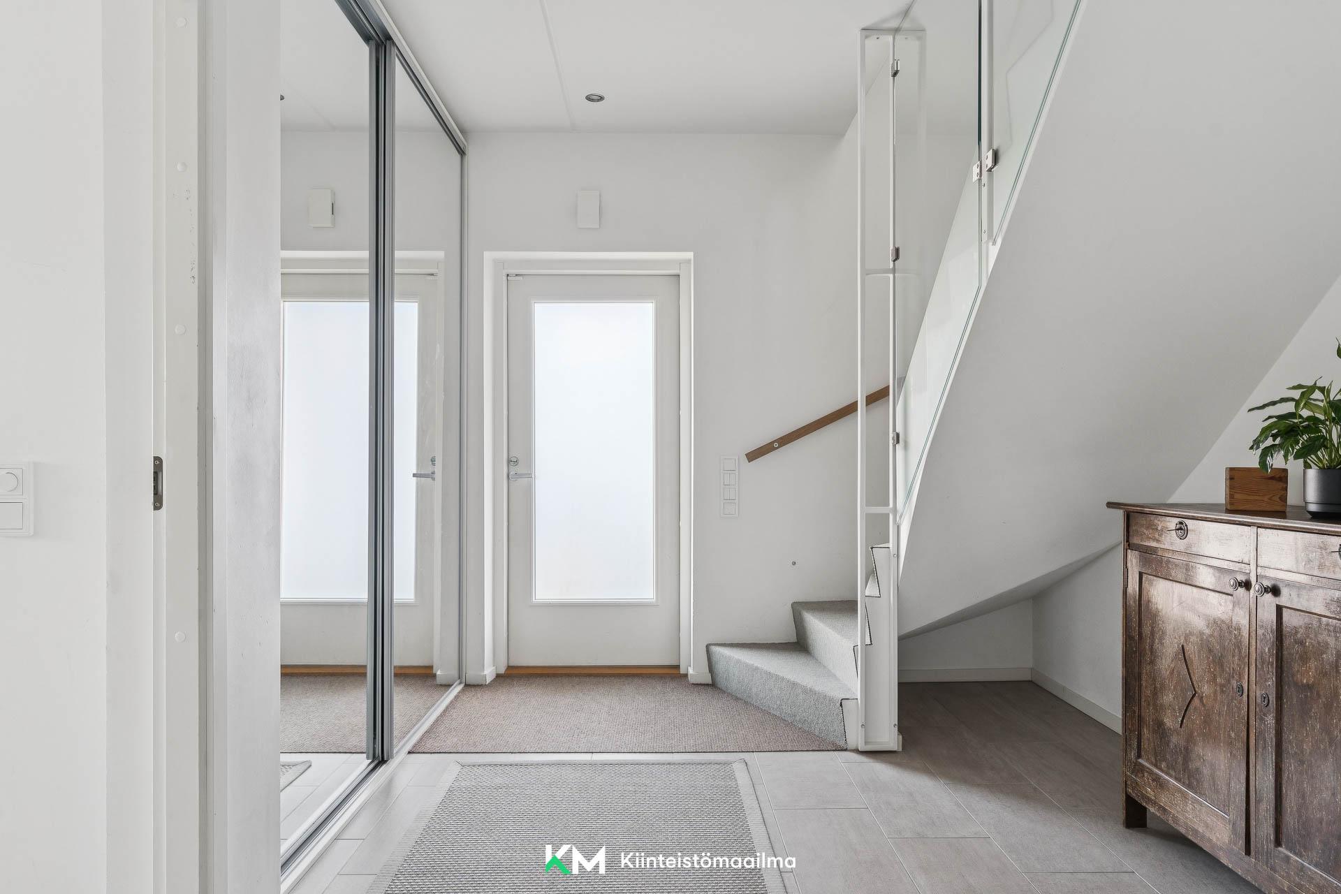 Pääovi alakerrassa