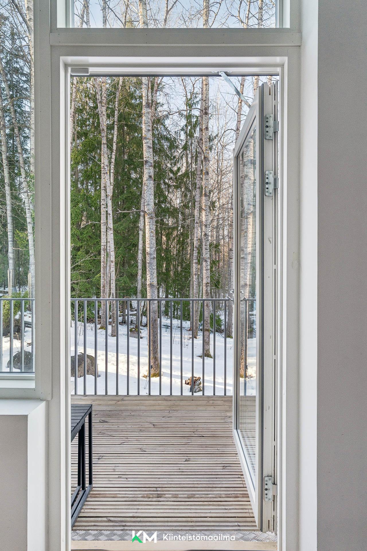 Käynti ruokailutilasta parvekkeelle