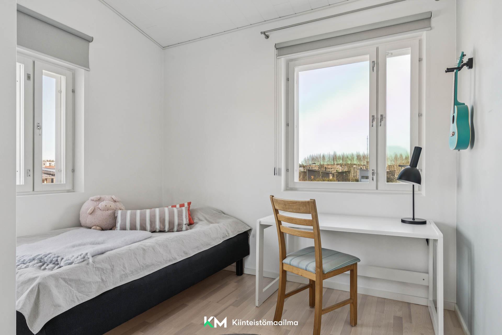 Makuuhuone 3, yläkerrassa