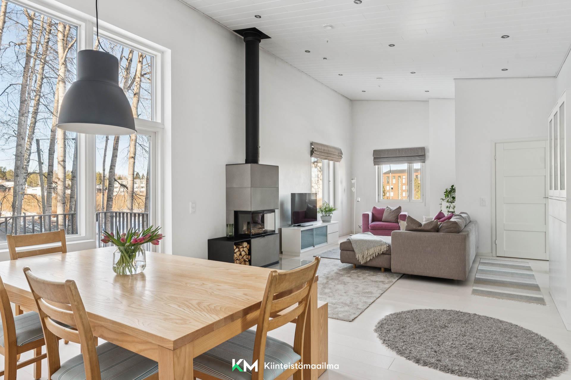 Upea tilava ja avara ruokailutila ja olohuone