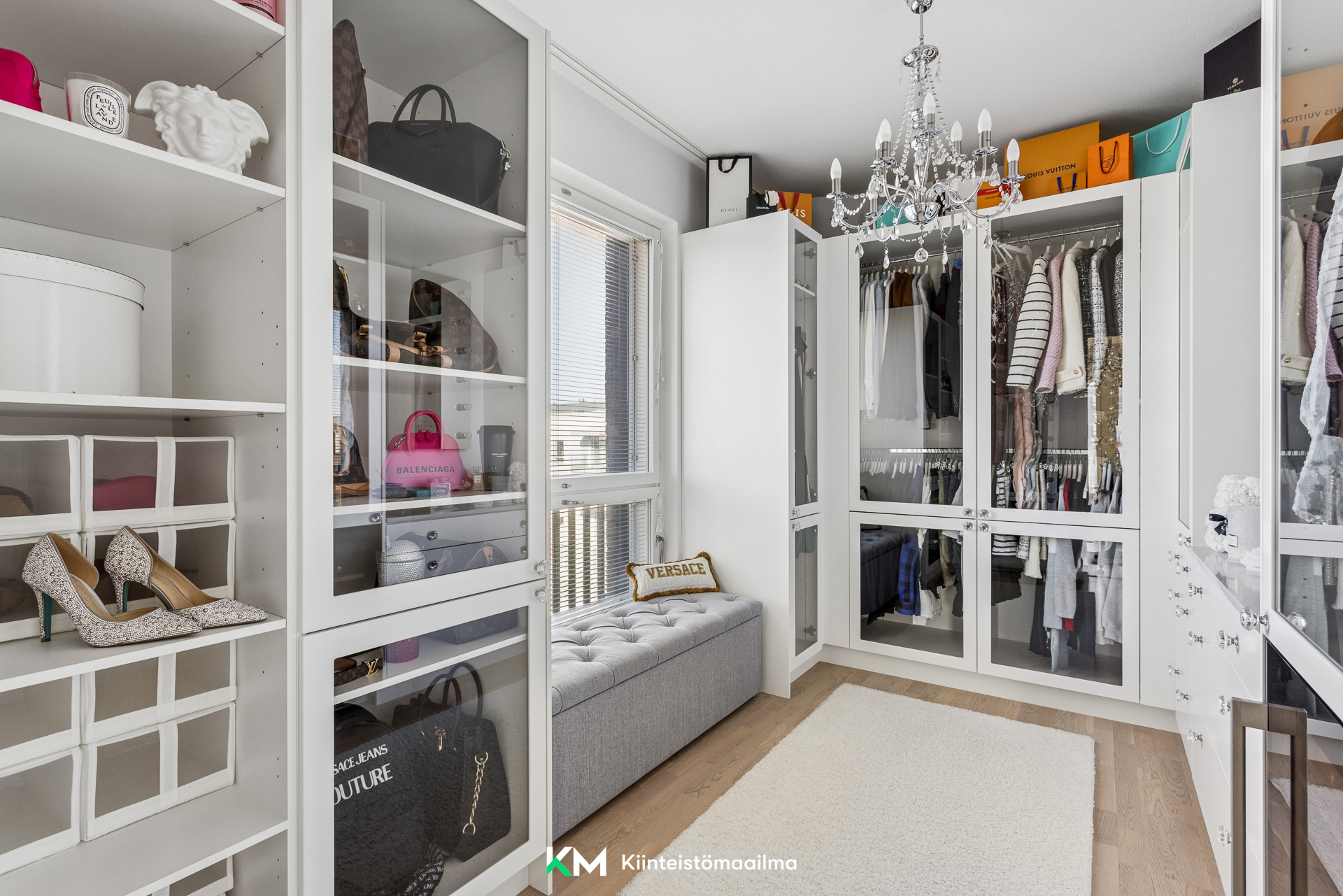 Walk in-closet, josta helposti saa makuuhuoneen