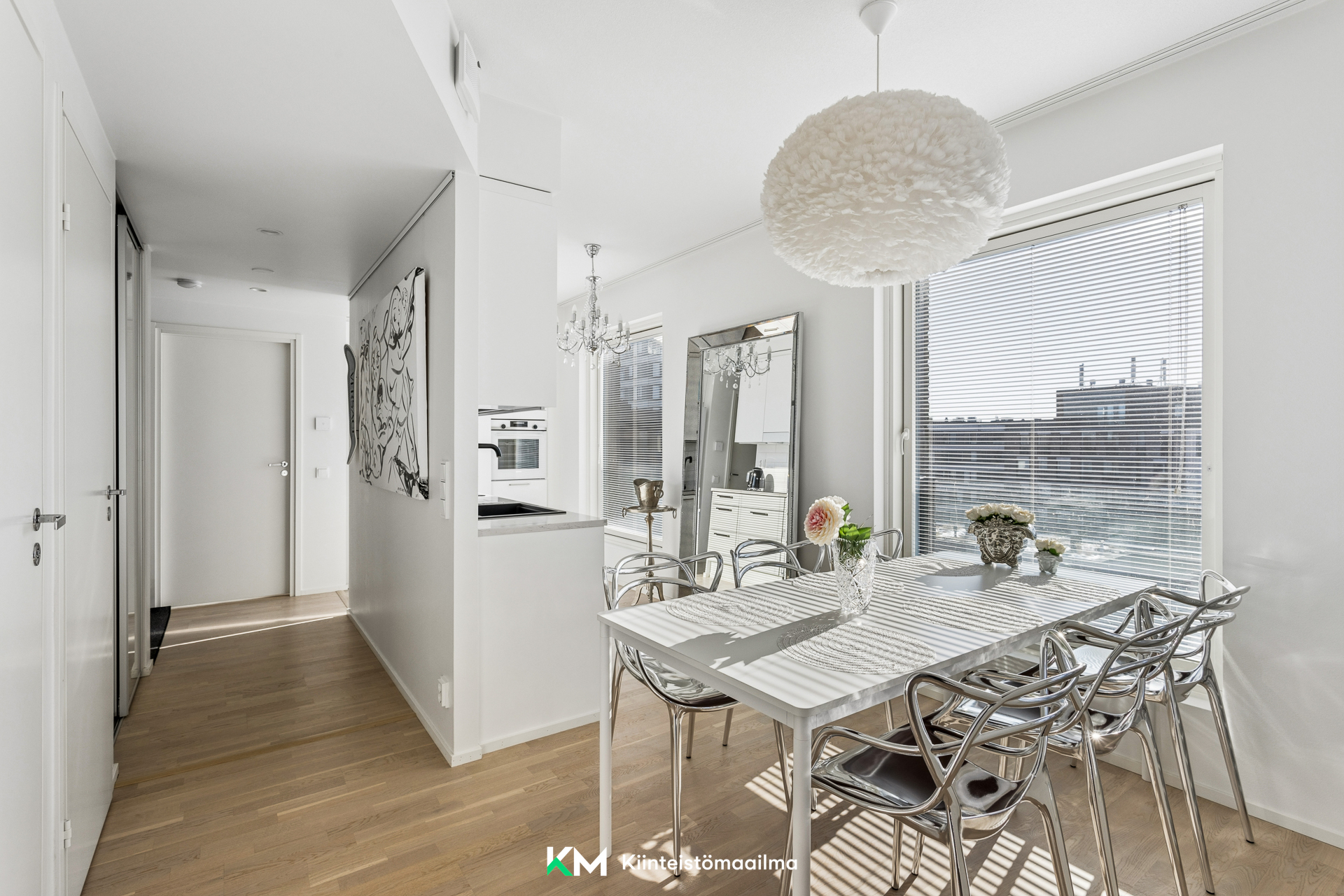 Ruokailutila isoine ikkunoineen