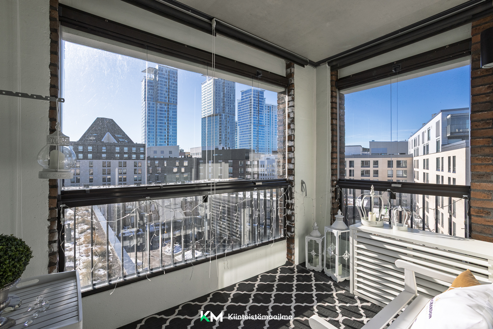 Olohuoneen jatkeena ihana, iso lasitettu parveke