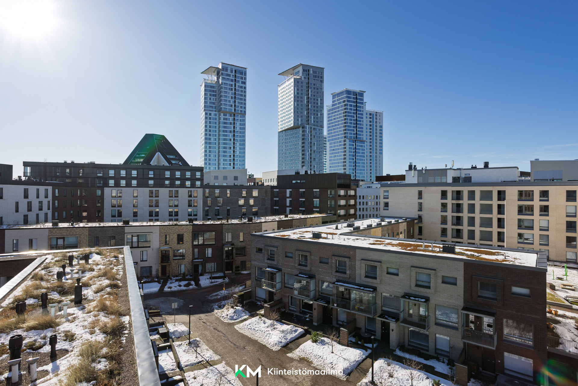 Näkymä ruokailutilasta ja keittiöstä